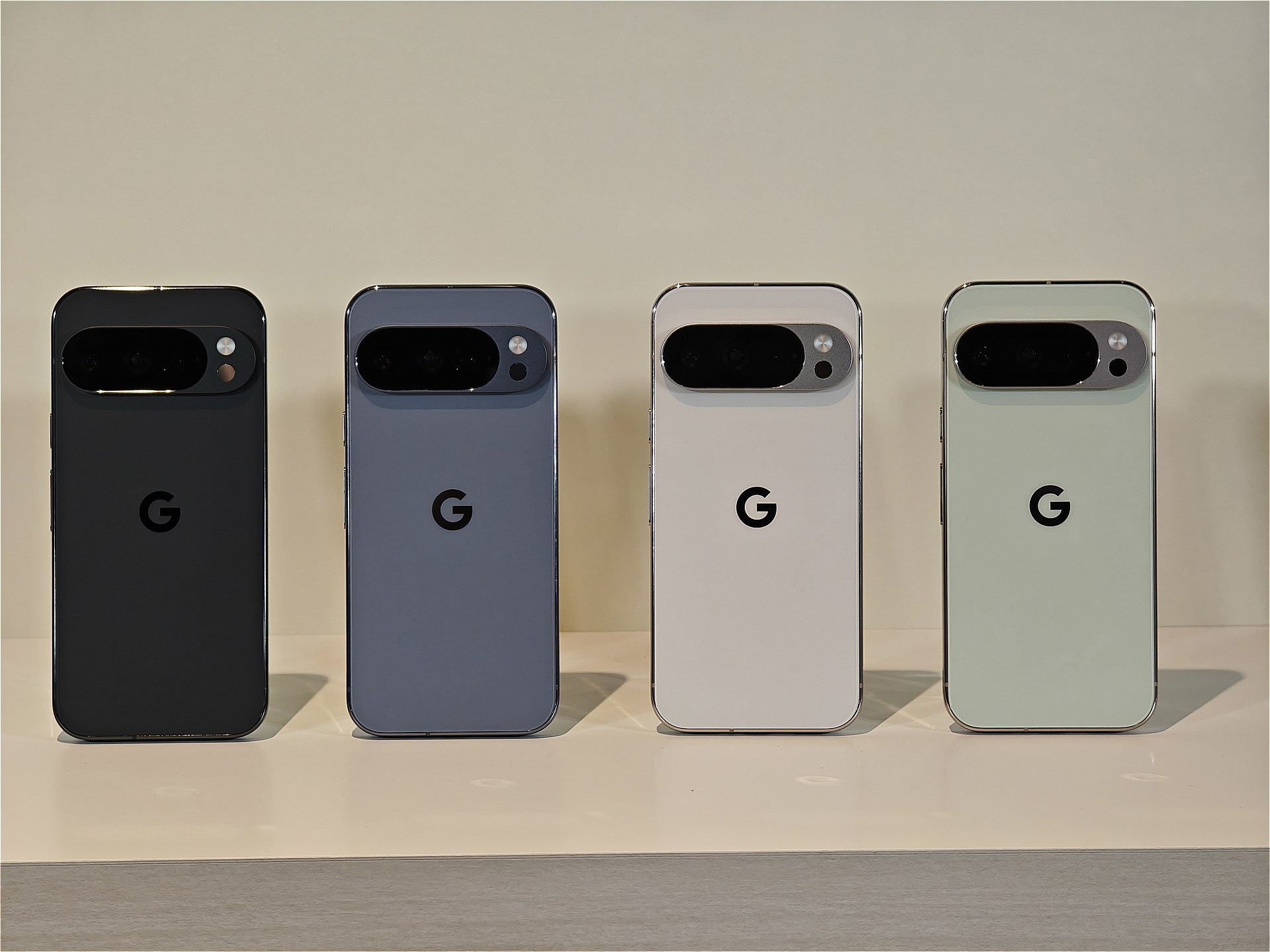 Pixel 10 Pro。左からObsidian、Porcelain、Moonstone、Jade。Pixel 10 Pro XLも同じカラーバリエを揃える。