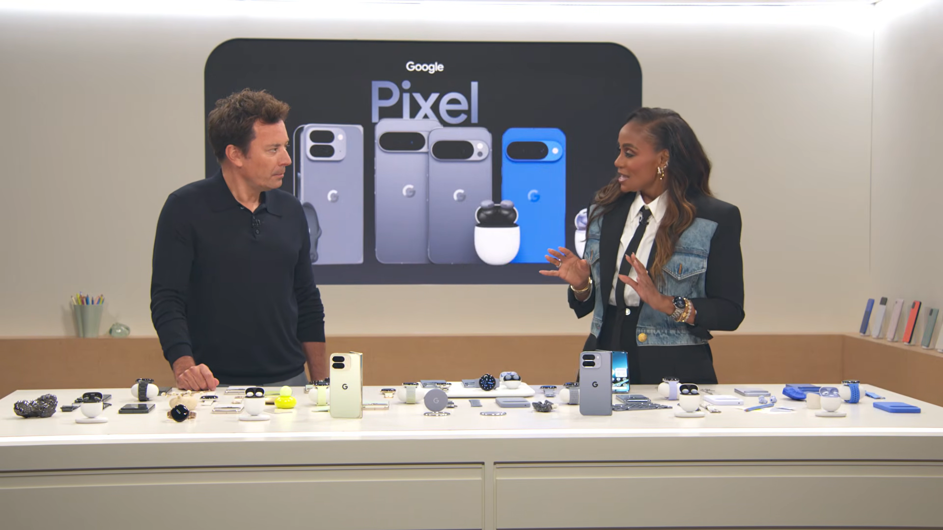 米国の人気司会者であるジミー・ファロン（左）が今回のMade by Googleの中心人物として登場。グーグル関係者とともにPixel 10シリーズや新機能を紹介していった