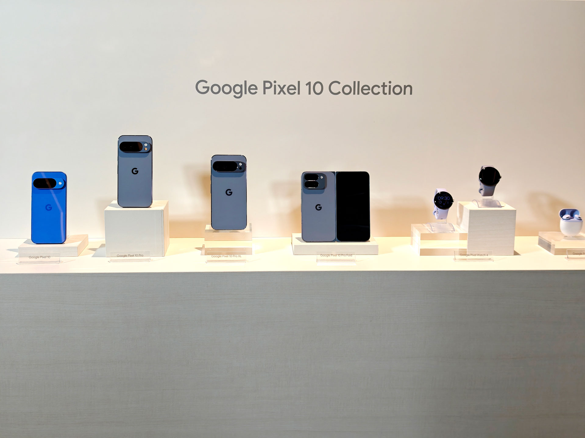 Pixel 10シリーズ。Pixel 10 Pro Fold（中央）は他の3機種より遅く、10月9日に発売予定だ。