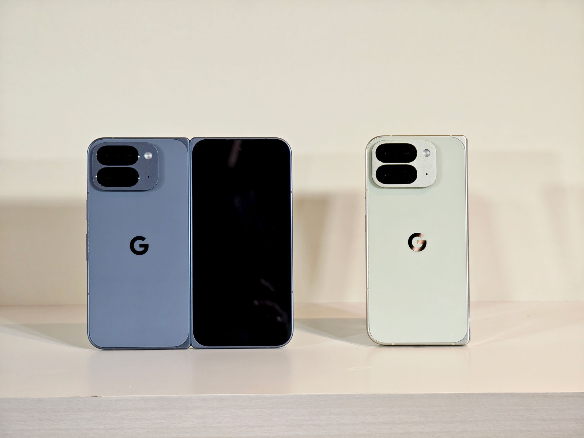 Pixel 10 Pro Fold。前モデルの9 Pro FoldはObsidianとPorcelainの2色だったが、10 Pro FoldはMoonstone（左）とJadeの2色に。