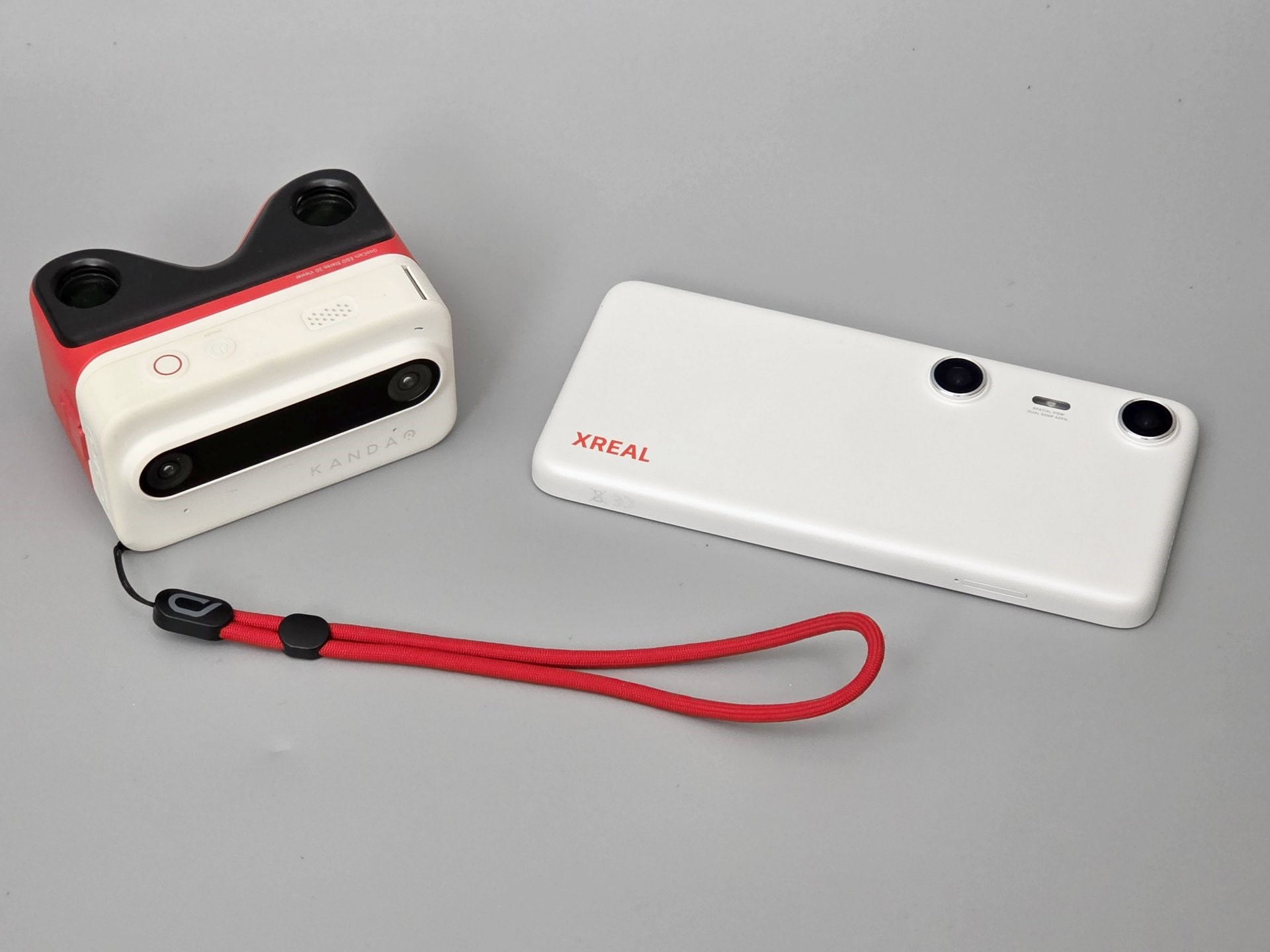 XREAL Beam Pro 5GとKANDAO QooCam EGO（写真左）