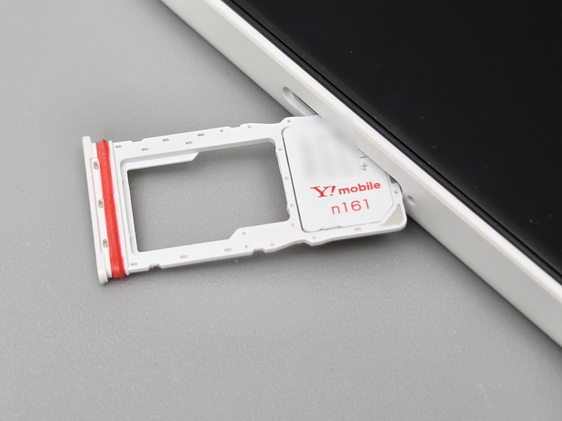 SIMカードスロットは本体左側にある。microSDカードにも対応しているのがうれしい。というのも、本体のストレージ容量は256GBしかないからだ