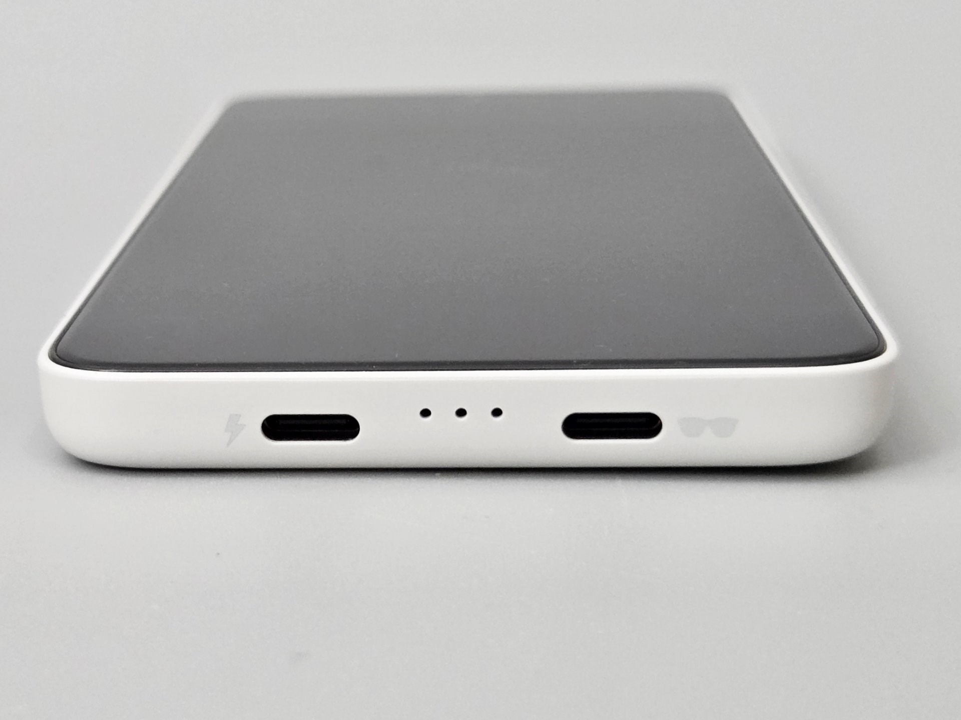 底部にはUSB Type-Cポートが2基ある。左側のものは電源用で、右側にARグラスを接続する。なお、どちらのポートも映像入力には対応していない。そのため、ディスプレイを備えない「XREAL Beam」のような使い方ができない