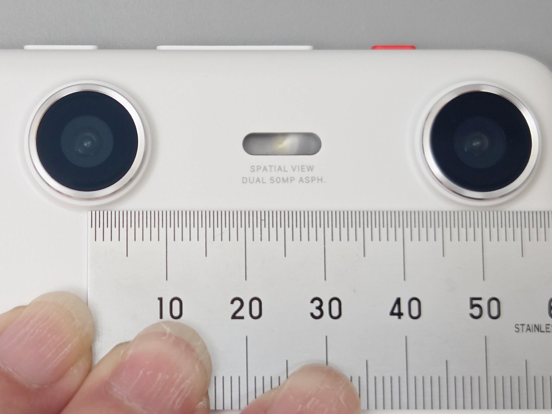 約50mm離れている