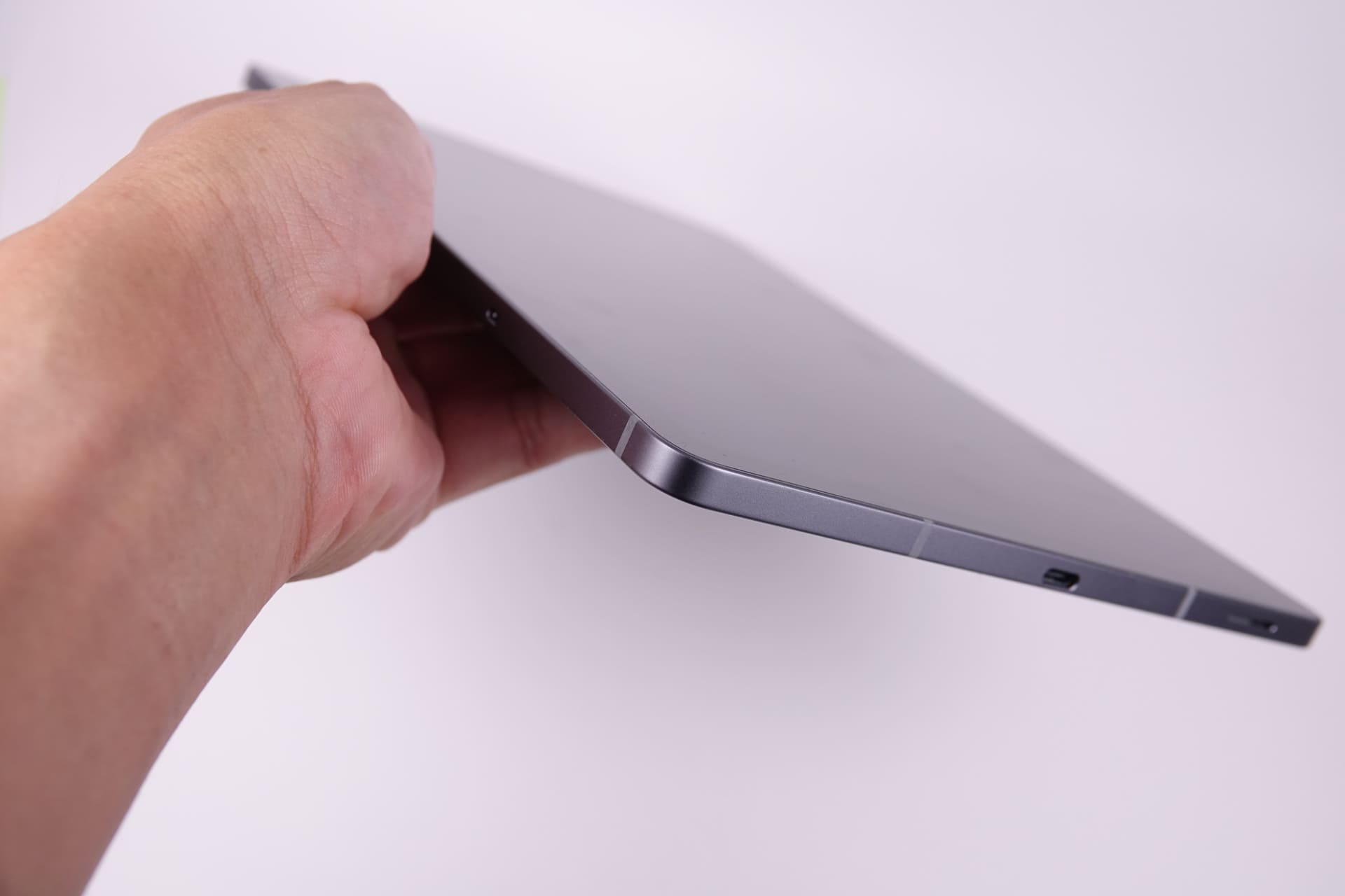 microSDカードトレイ