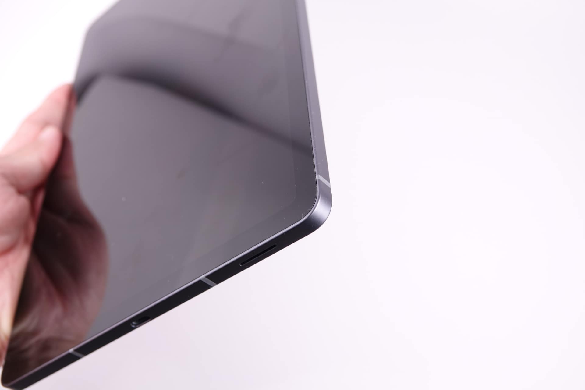 microSDカードトレイ