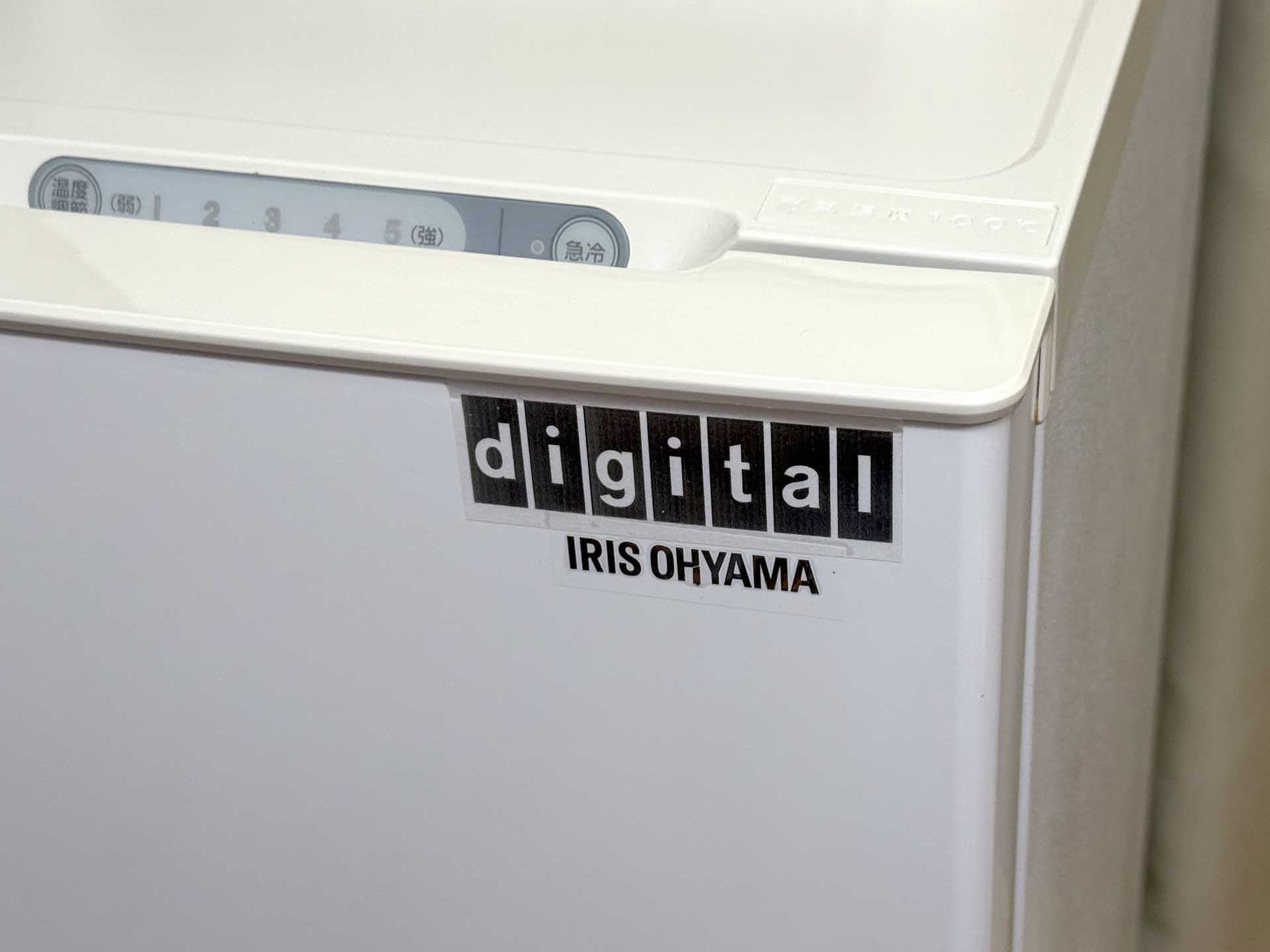 冷凍庫にDECロゴのラベルを貼ると……あら不思議！　DEC傘下のIRIS OHYAMAブランド製冷凍庫みたいになった！