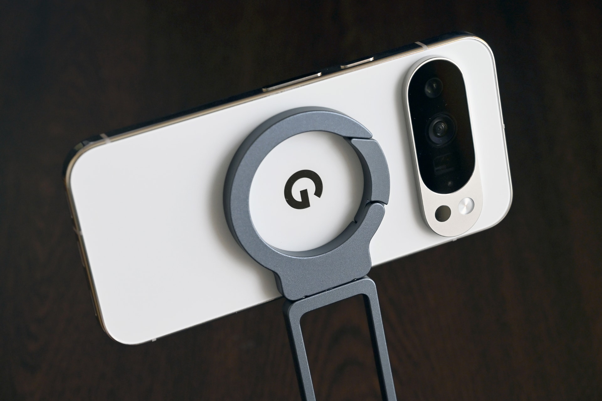 うれしいのは「PixelSnap」だ。いわゆる「MagSafe」対応となり、数々のアクセサリーが使用可能になったのだ。自分もさっそく手持ちのものを使って、タイムラプスなどを撮りまくっている。しっかりと互換性があり、撮影が手軽かつ楽しくなった。同時に発売されるケースもマグネットが埋め込まれており、必須のアイテムになっている。 素晴らしい写り、使い勝手、そして新アクセサリー対応とで「Pixel 10 Pro XL」での撮影は実に快適で楽しいものであった。