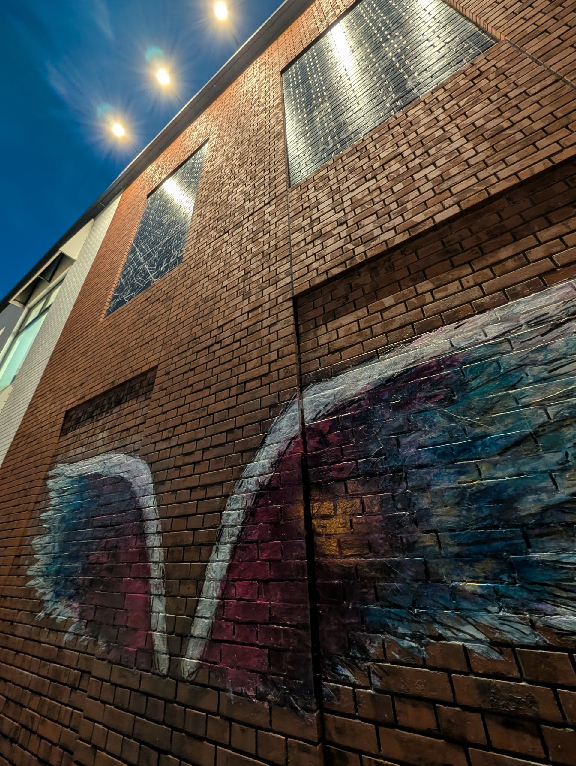 相変わらずナイトモードが美しい。「Pixel 10 Pro XL」を持って、秋の夜長を楽しむのが待ち遠しい。レンガの立体感と質感、ペイントの色のりがとてもいい。光源のフレアはスマホならではのものと割り切ろう
