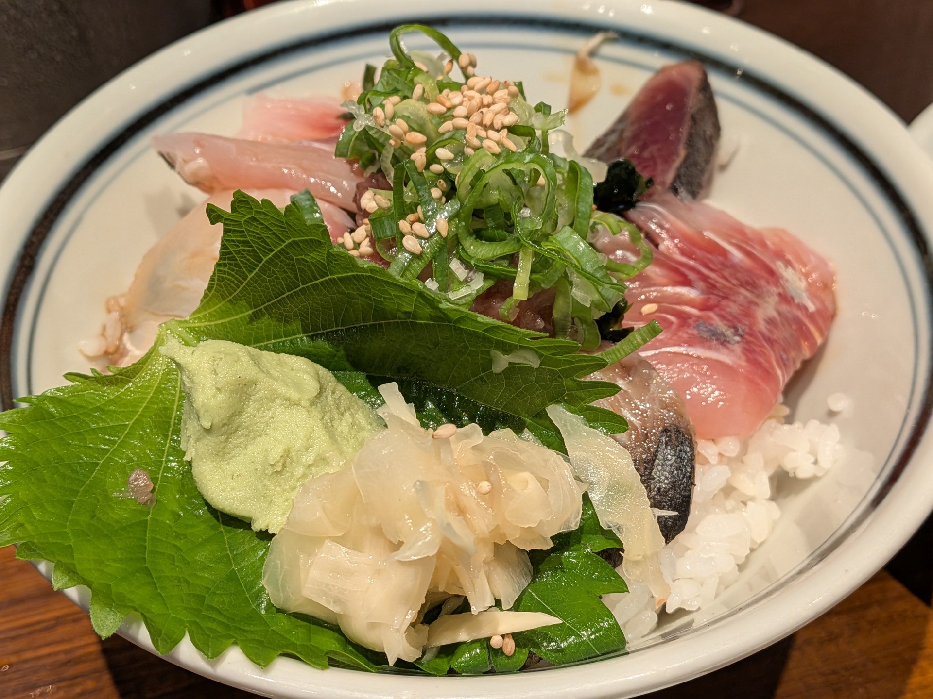 広角で撮った料理の写真