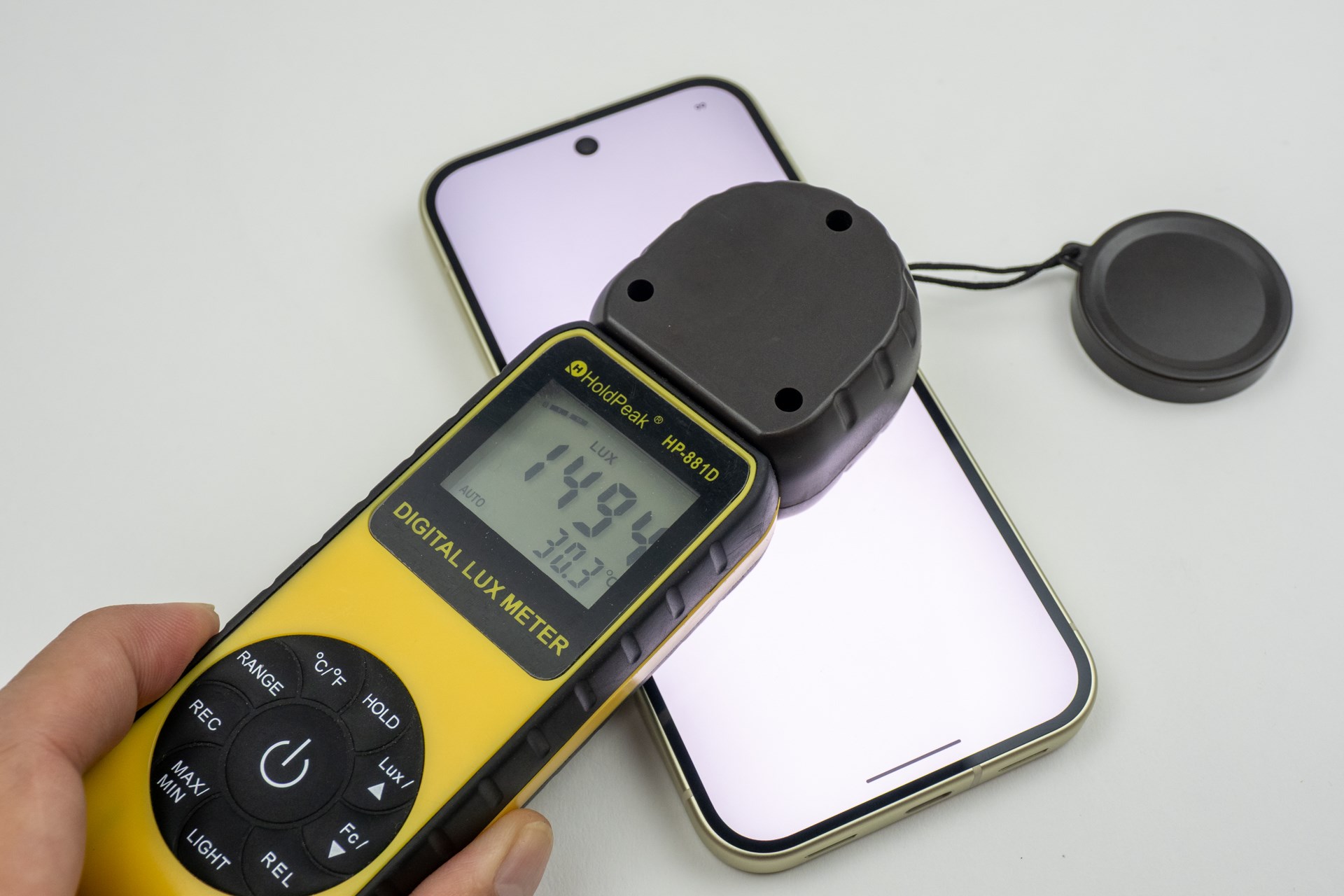 ディスプレイの明るさは実測で1494lux