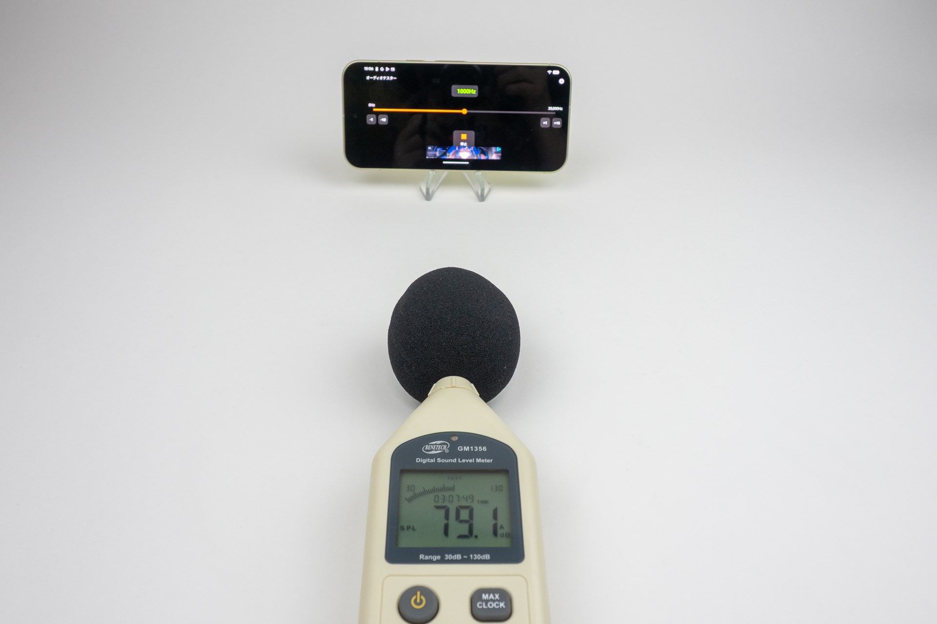 オーディオテスターアプリで1000Hzの正弦波を最大ボリュームで鳴らして、15cm離れたところの音量は約79.1dBだった。