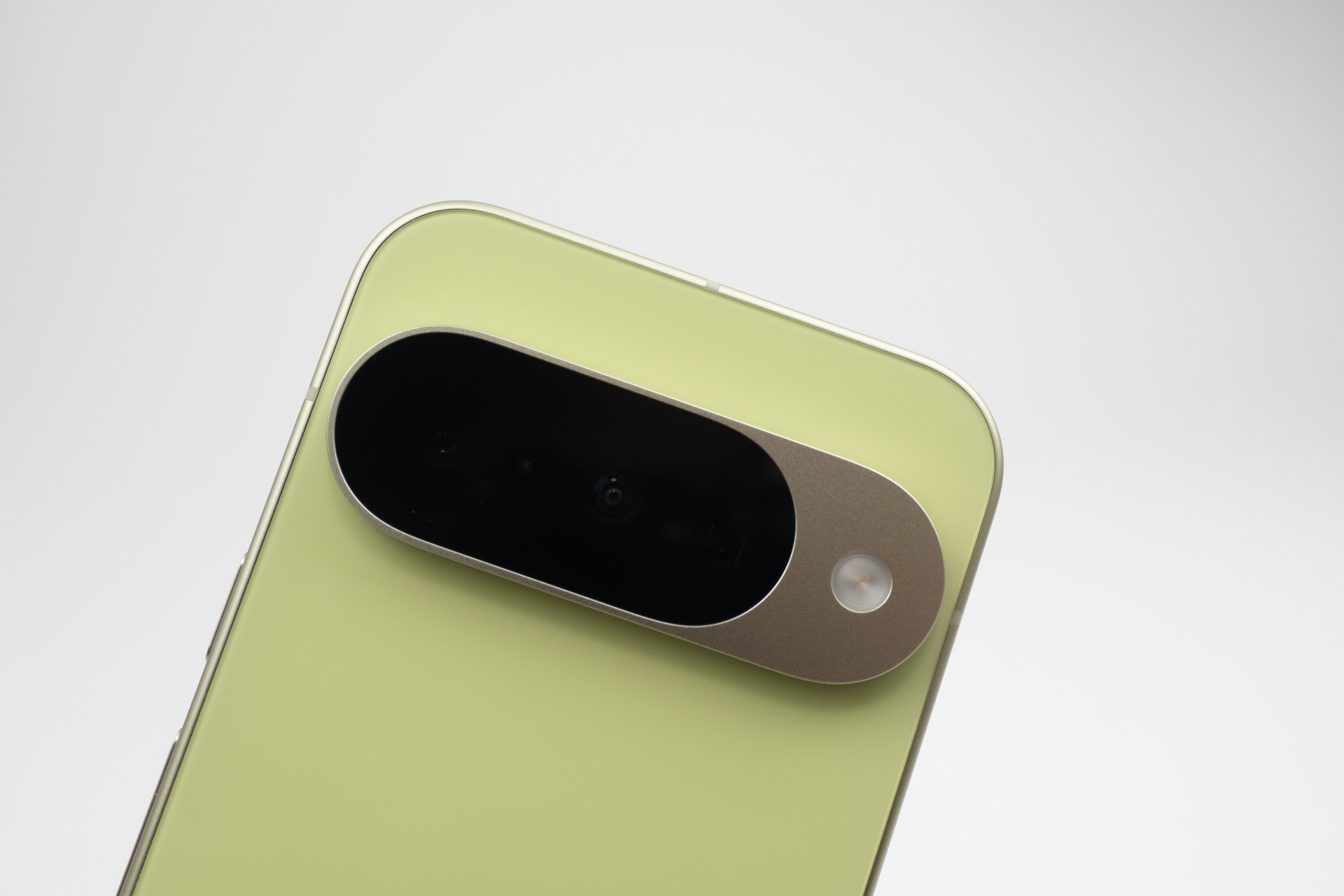 無印のPixelシリーズにも望遠カメラが搭載されトリプルレンズ仕様に