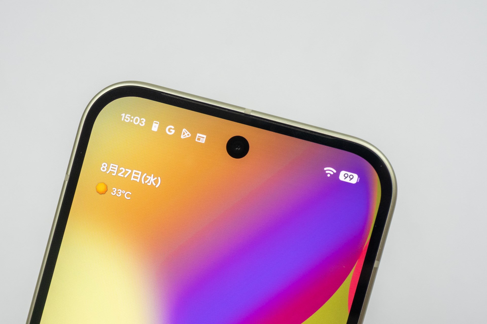 フロントカメラ部分はパンチホールタイプ