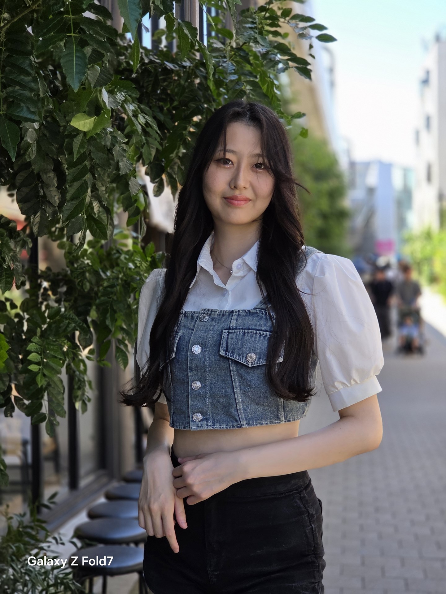 ポートレートで撮影。日陰ながら、顔や衣装も明るく撮影され、背景も自然にボケている。モデル：多胡うらら（Instagram：<a href="https://www.instagram.com/urara.05/">@urara.05</a>、所属：<a href="http://bonbon-famin.com/">ボンボンファミン・プロダクション</a>）