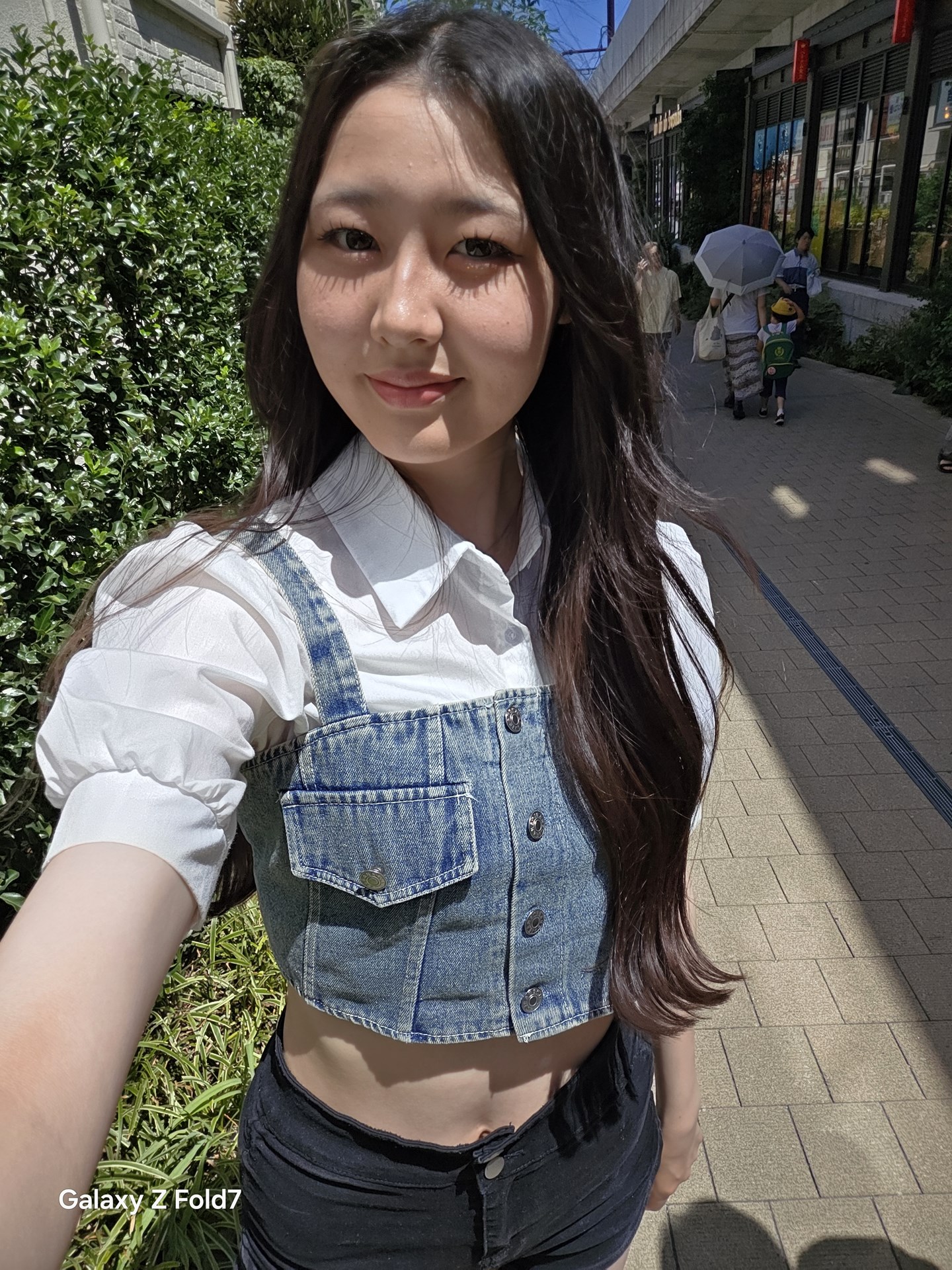 インカメラで自撮り。画角も広く、背景を活かした撮影もできる