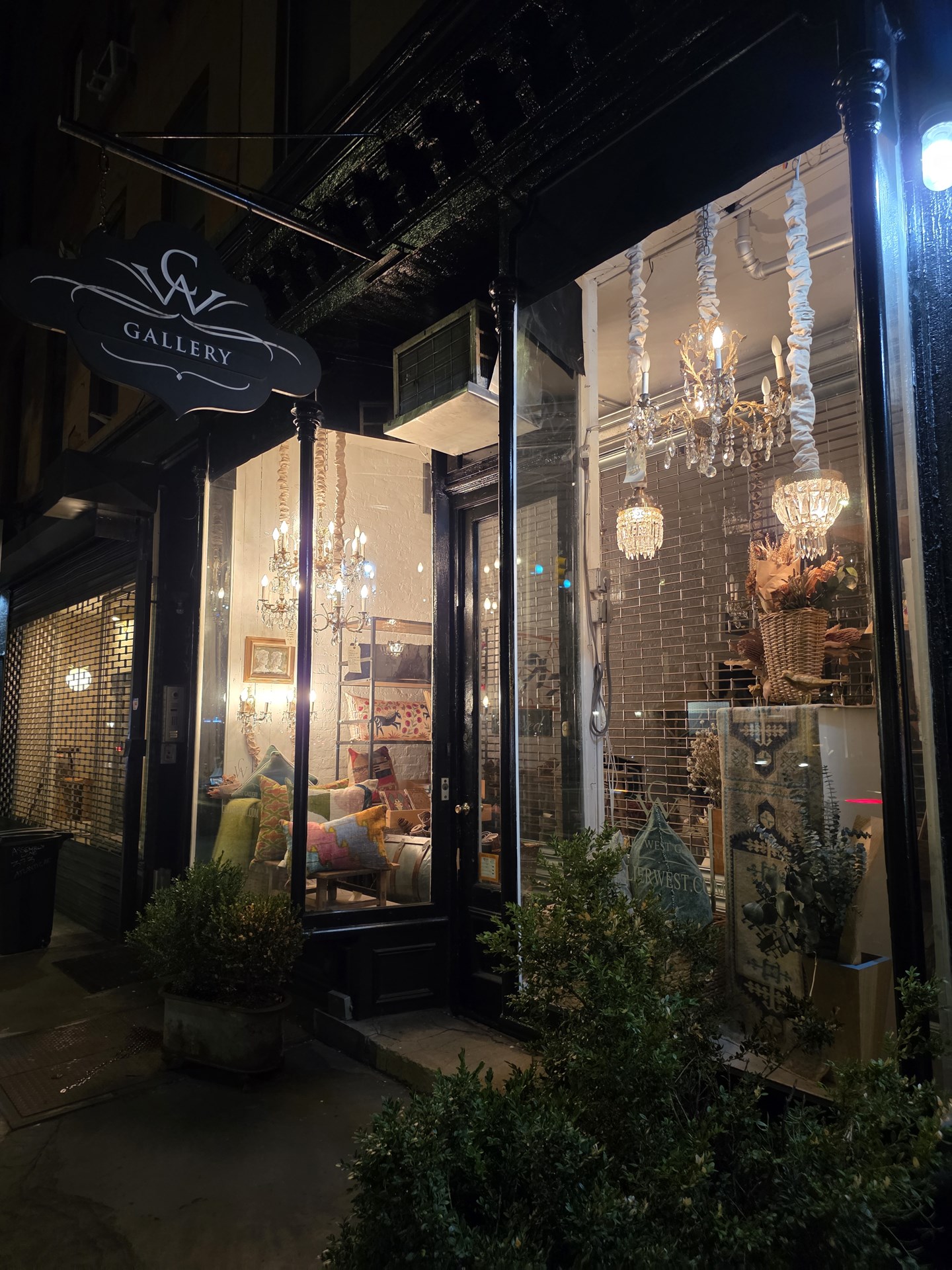 ナイトモードで撮影。ショーウィンドウ内の商品もクリアに撮影されている