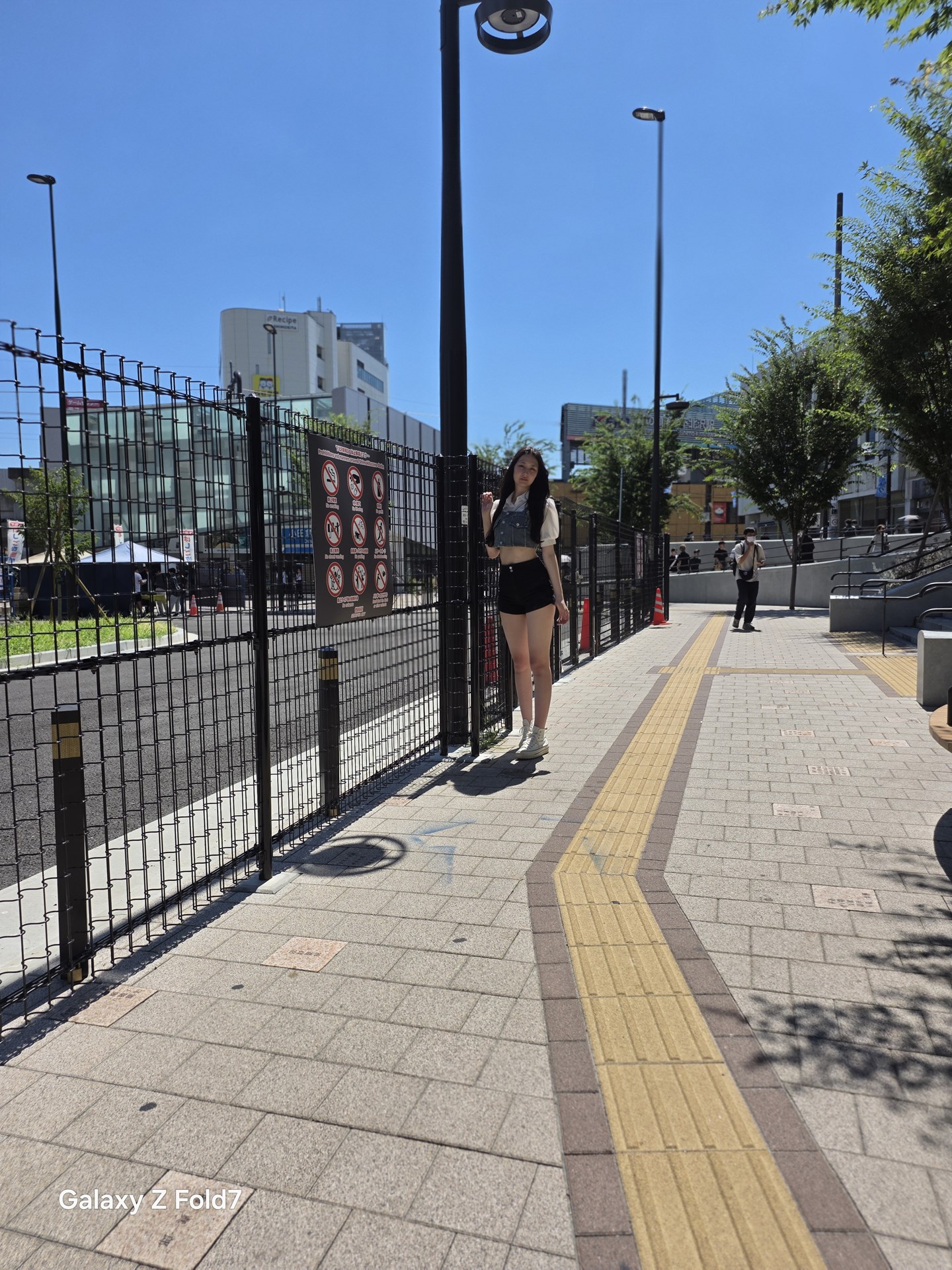 少し離れた位置からポートレートモードの1倍（23mm）で撮影