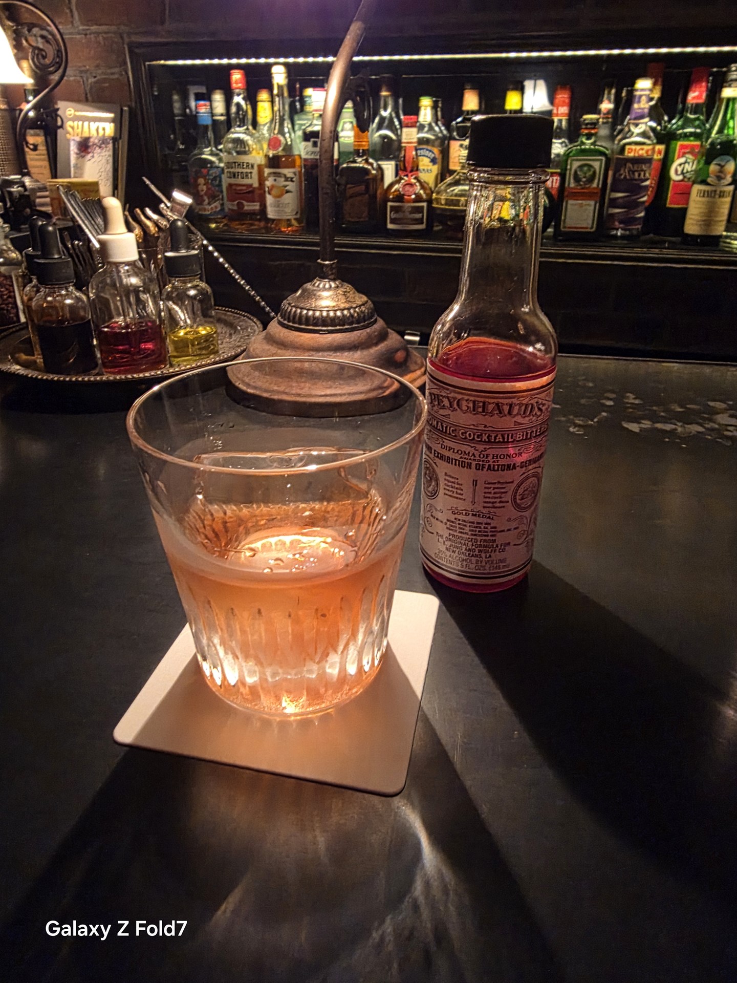 薄暗いバーで撮影。全体的に明るく撮影できている