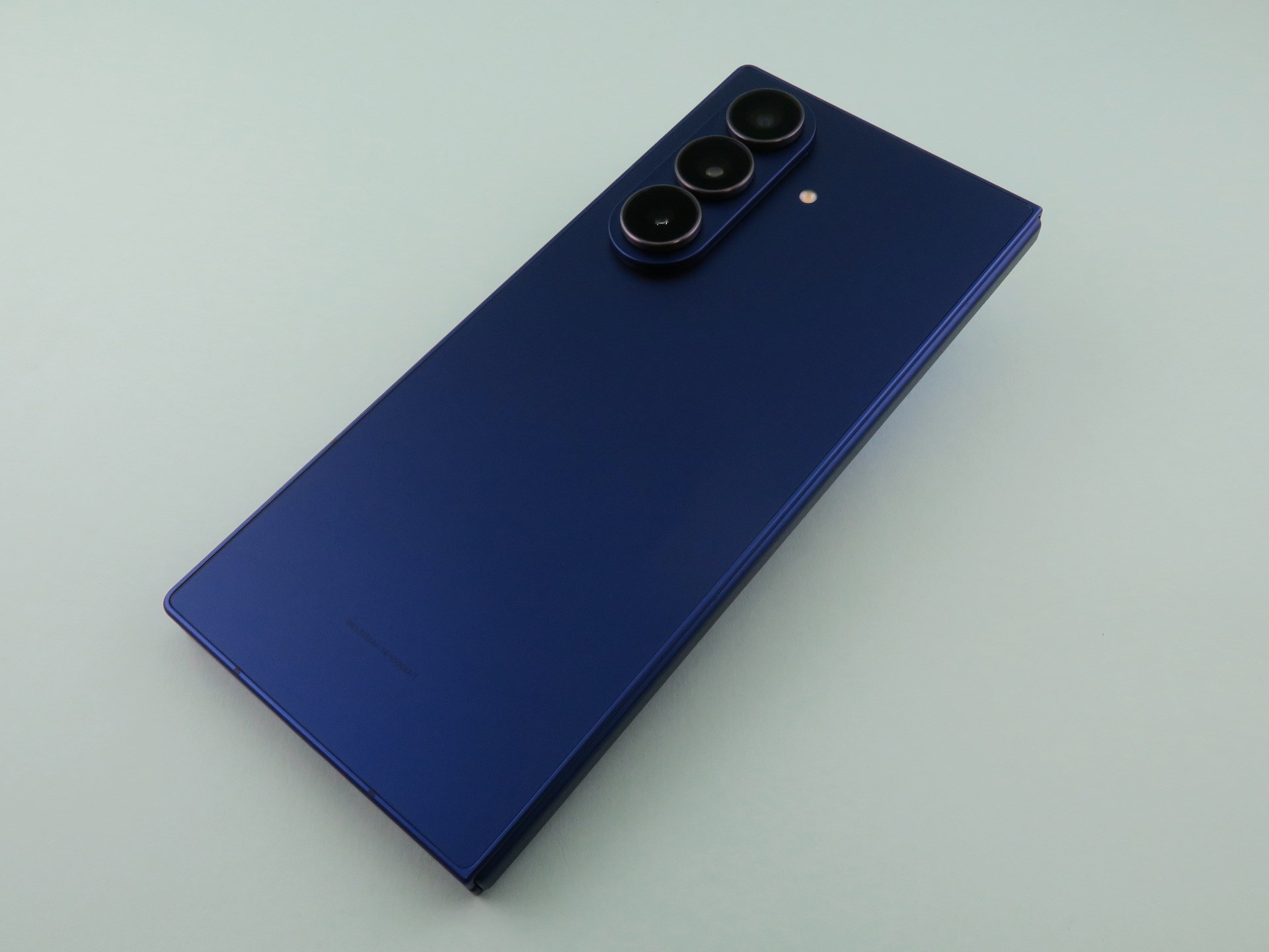 背面はプリントなどもほとんどなく、非常にすっきりとしたデザイン