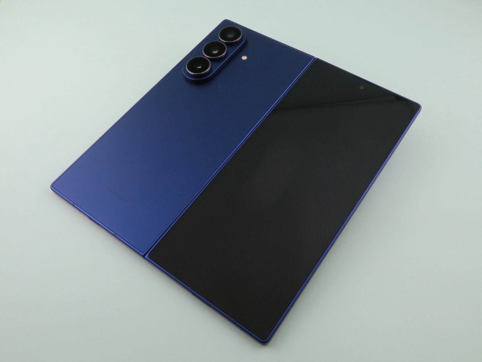 本来を開いた状態の背面。通常、この状態ではサブディスプレイ（カバーディスプレイ）は点灯しない