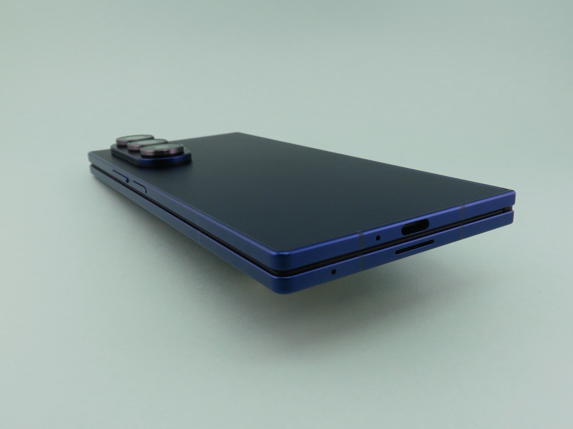 本体下部にはUSB Type-C外部接続端子を備える