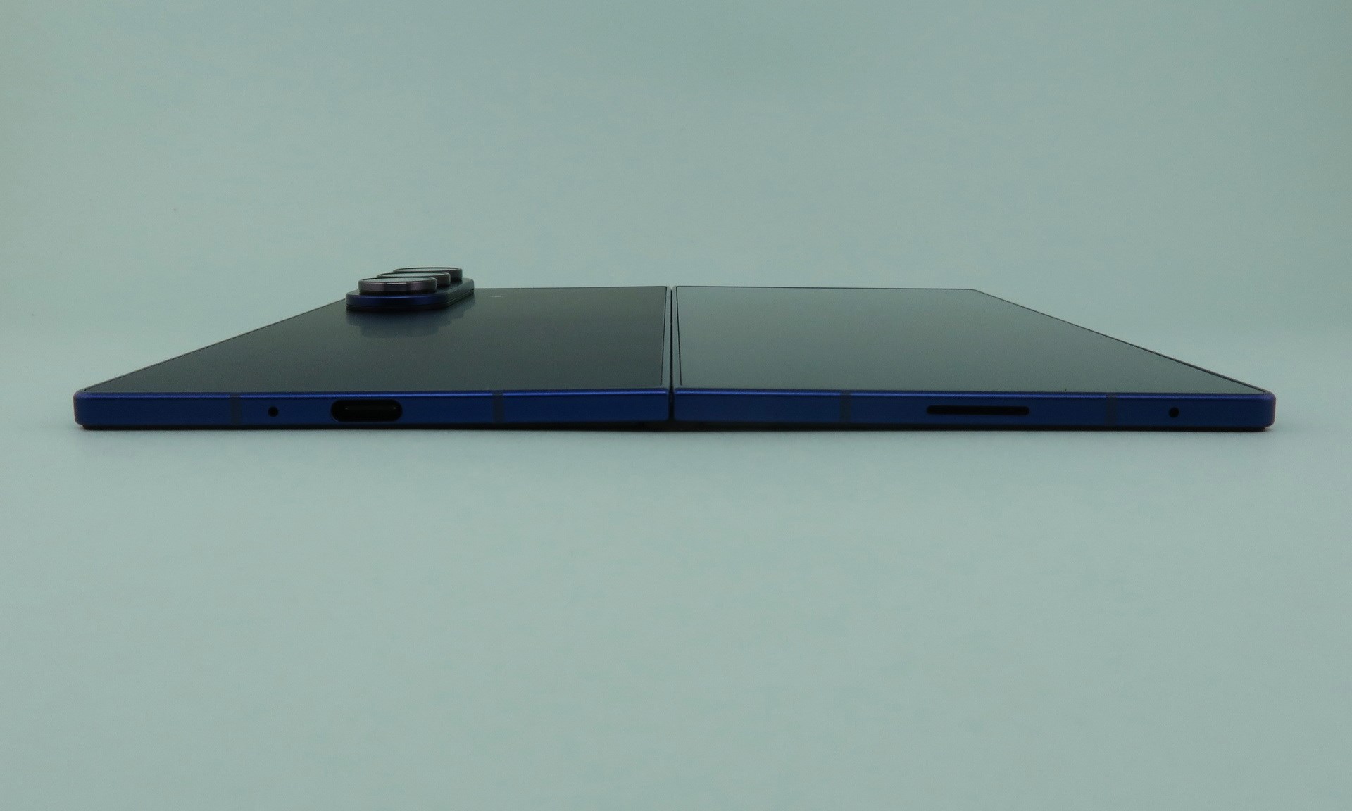 本体を開いた状態の下部。左右の筐体は中央部分でぴったり合わさる。厚みはわずか4.6mmしかないが、十分な剛性感はある