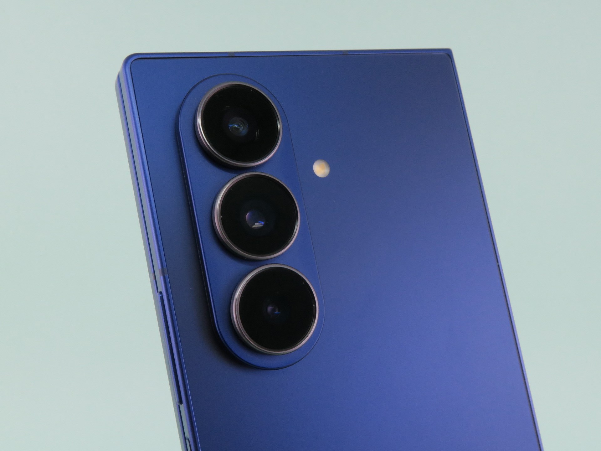 背面にはトリプルカメラを搭載。中段の広角カメラは2億画素イメージセンサーを搭載