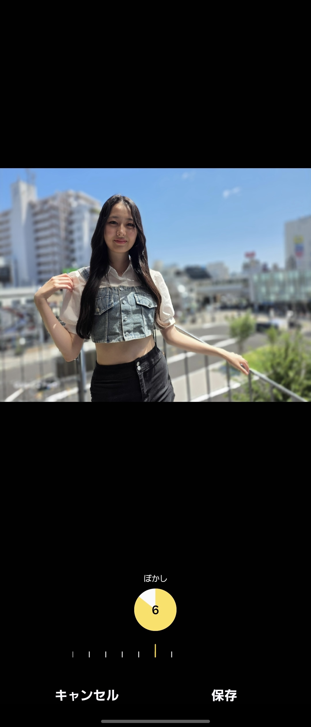 「ギャラリー」アプリの編集で、背景のぼけ具合いを調整