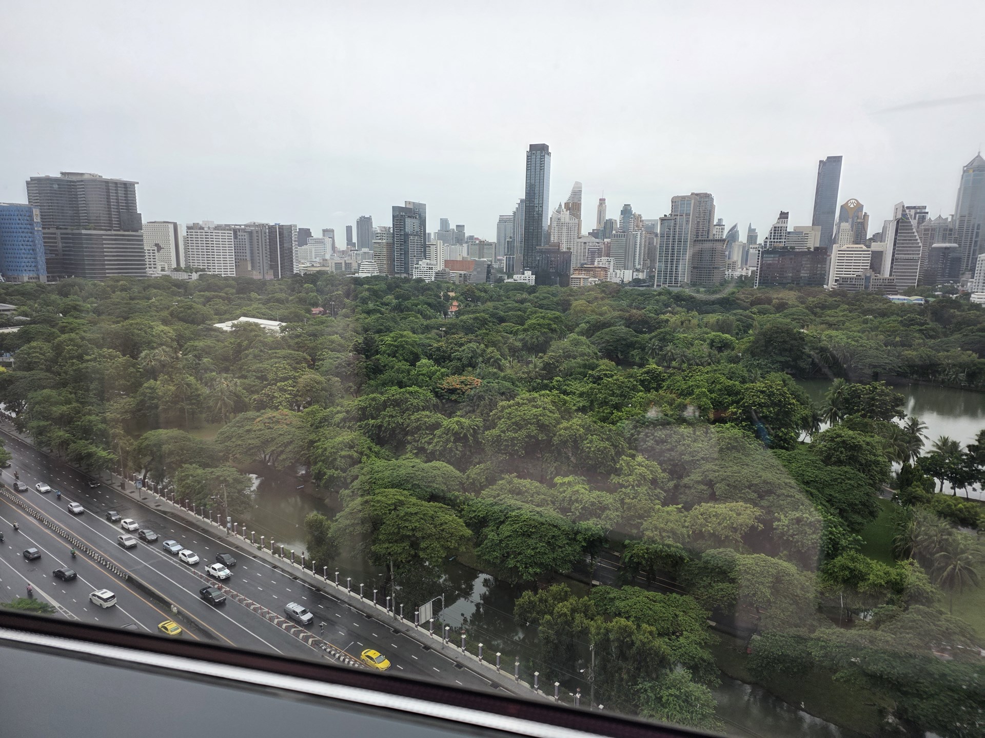 ガラス越しで街中を撮影すると、よくガラスが反射してしまうことがあるが、画面を上方向にスワイプし、表示された項目の候補から「反射を消去」をタップすると……