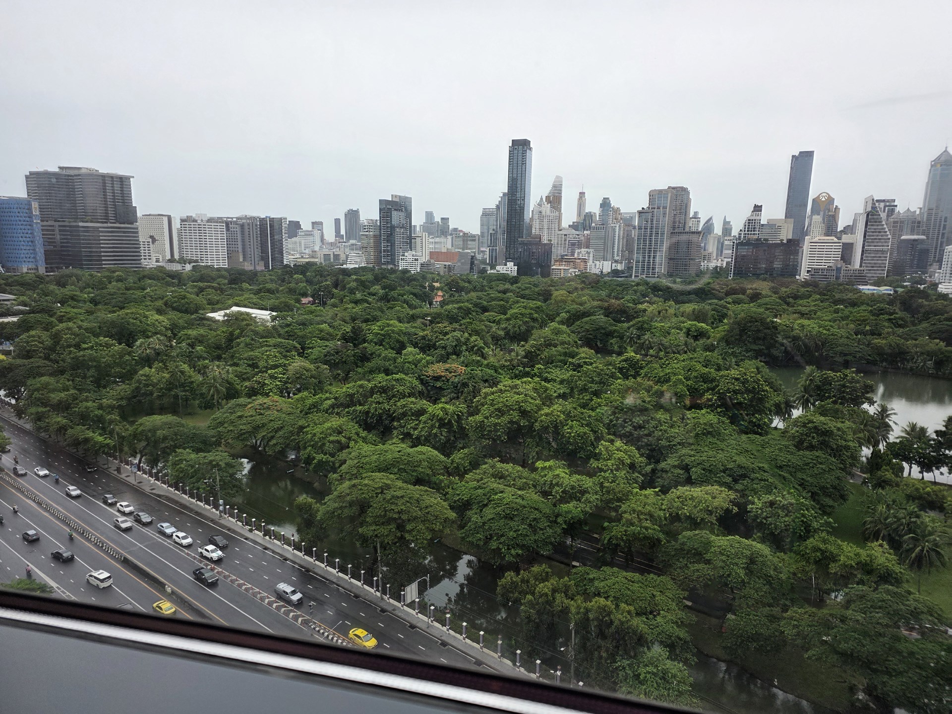 きれいにガラスの反射が消去され、クリアに仕上げられた