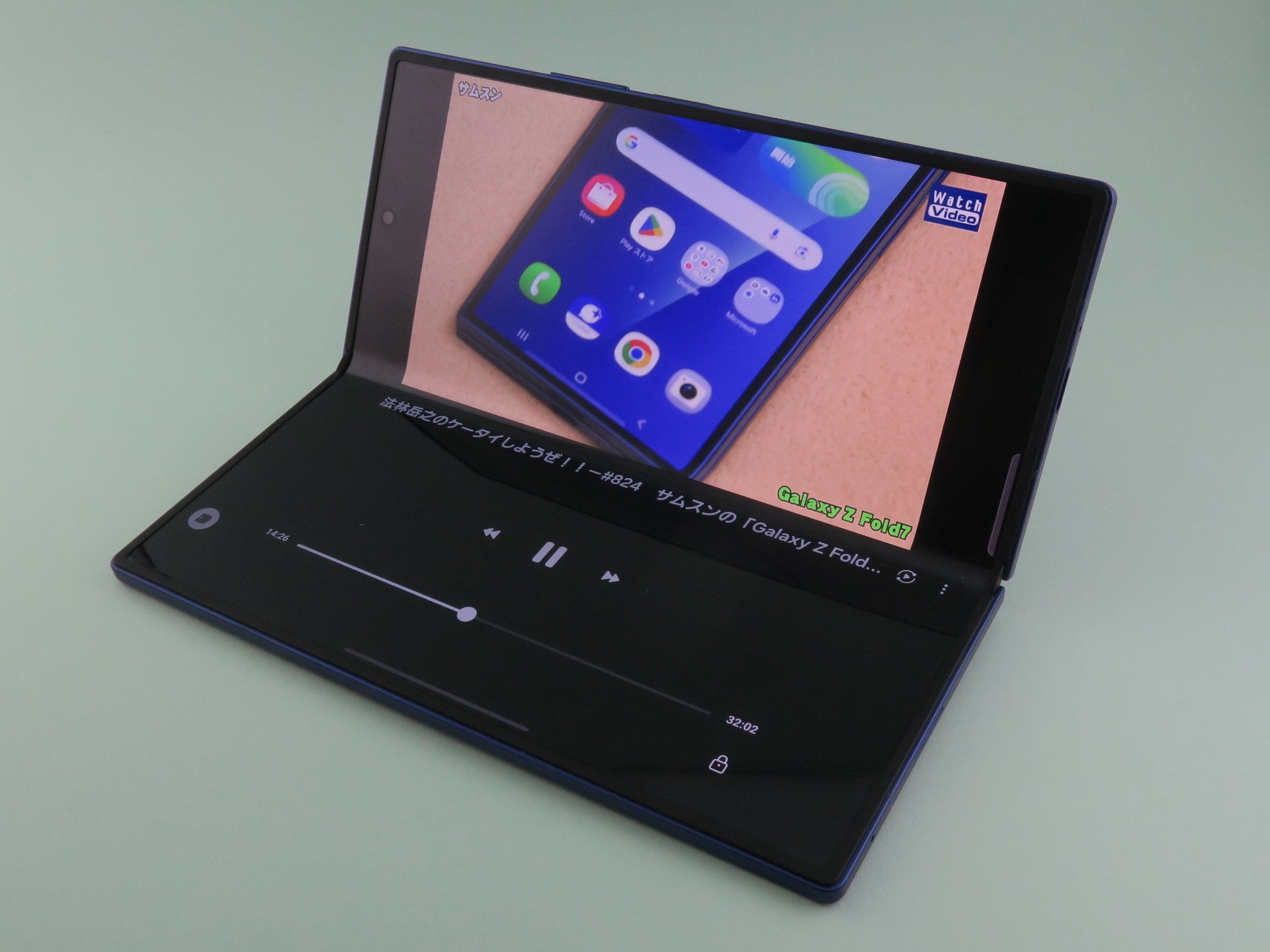 本体をパソコンのように折り曲げ、動画を再生するときにも便利。手前側のエリアにはコントロールバーが表示される