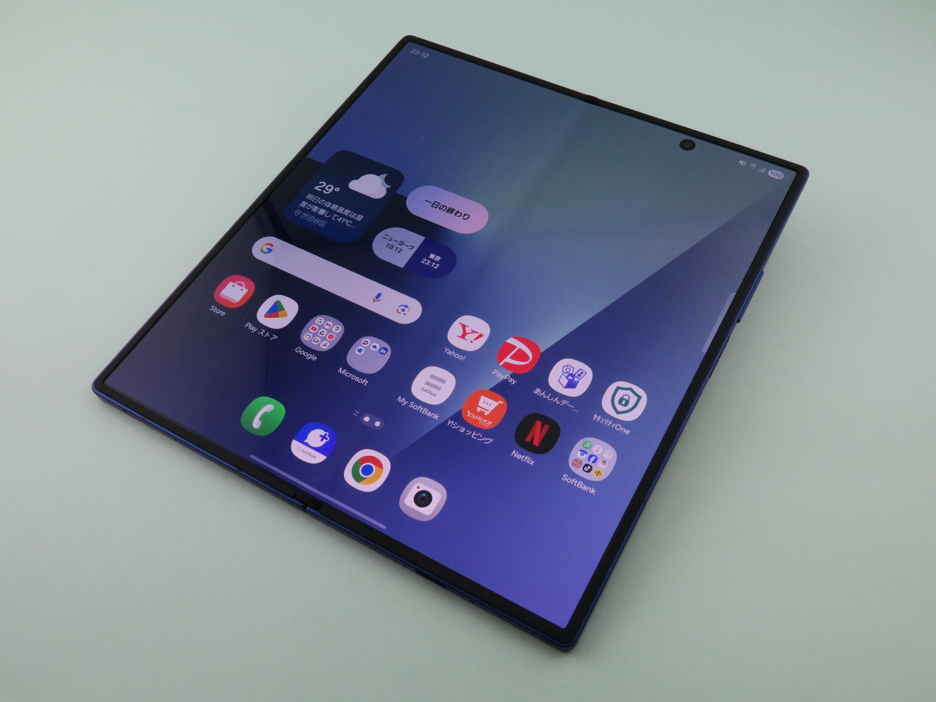 サムスン/NTTドコモ/au/ソフトバンク「Galaxy Z Fold7」、開いた状態：約158.4mm（高さ）×143.2mm（幅）×4.2mm（厚さ）、閉じた状態：約158.4mm（高さ）×72.8mm（幅）×8.9mm（厚さ）、約215g（重さ）、ブルー シャドウ（写真）、シルバー シャドウ、ジェットブラック、ミント（Samsung.com限定）をラインアップ