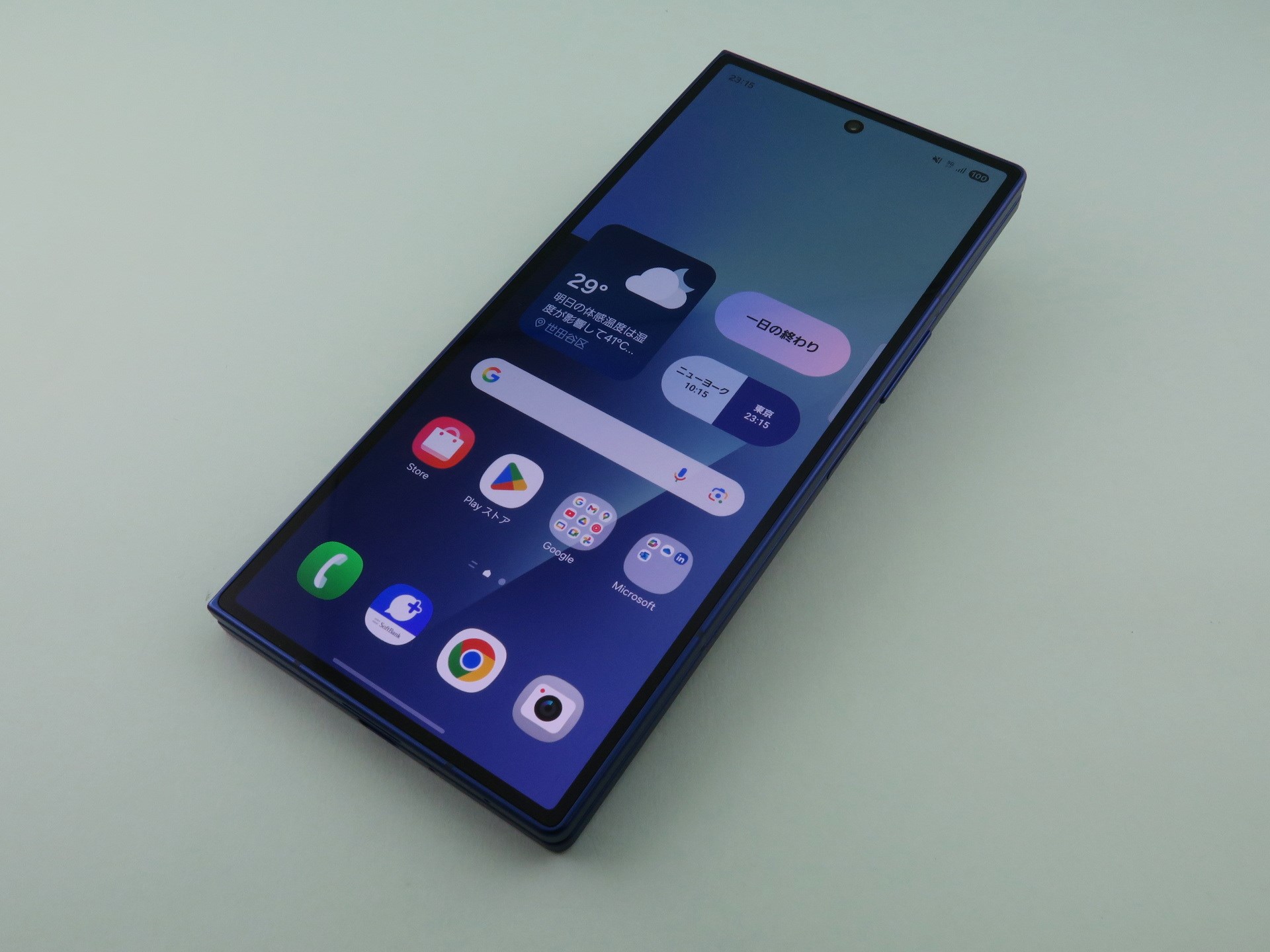 本体を閉じた状態。下側に位置する筐体の右側面に電源ボタンなどを内蔵する