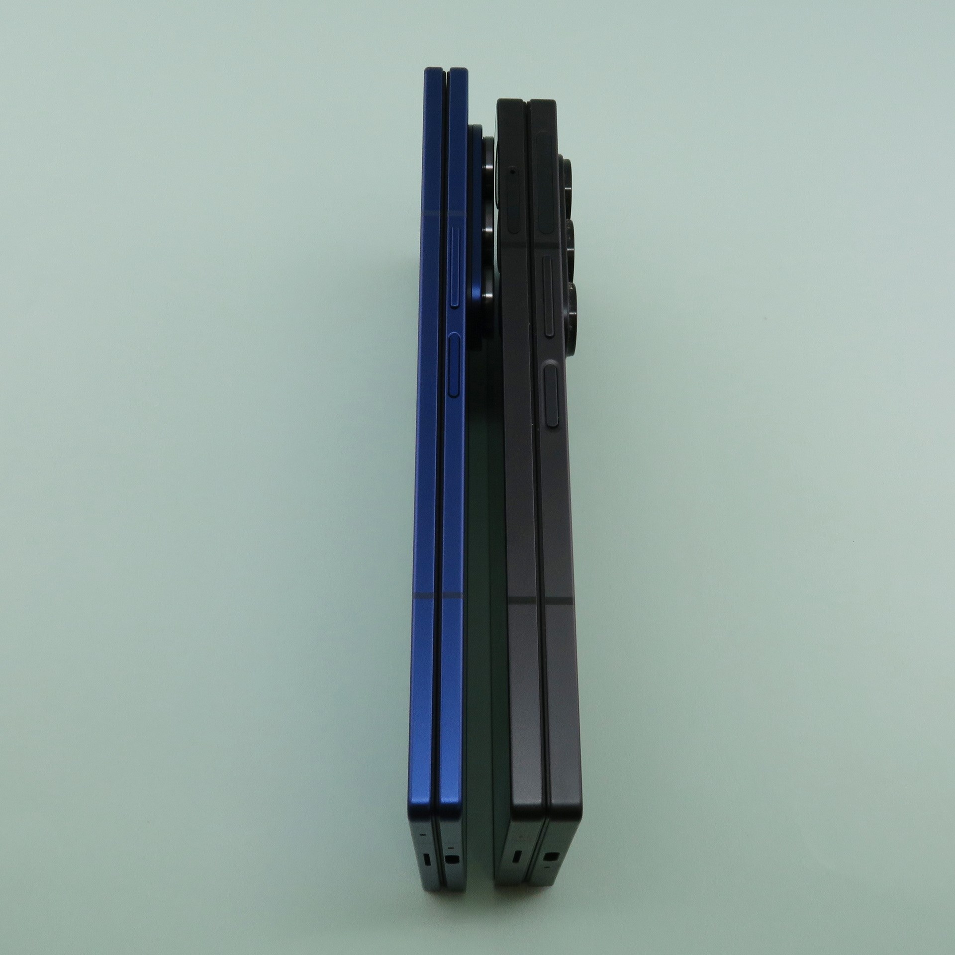 「Galaxy Z Fold7」（左）と「Galaxy Z Fold6」（右）の本体を閉じた状態の側面。従来モデルに比べ、約26％の薄型化。電源キーの位置が少し移動し。ボディの薄型化に伴い、ボタンそのもののサイズも少し薄くなった