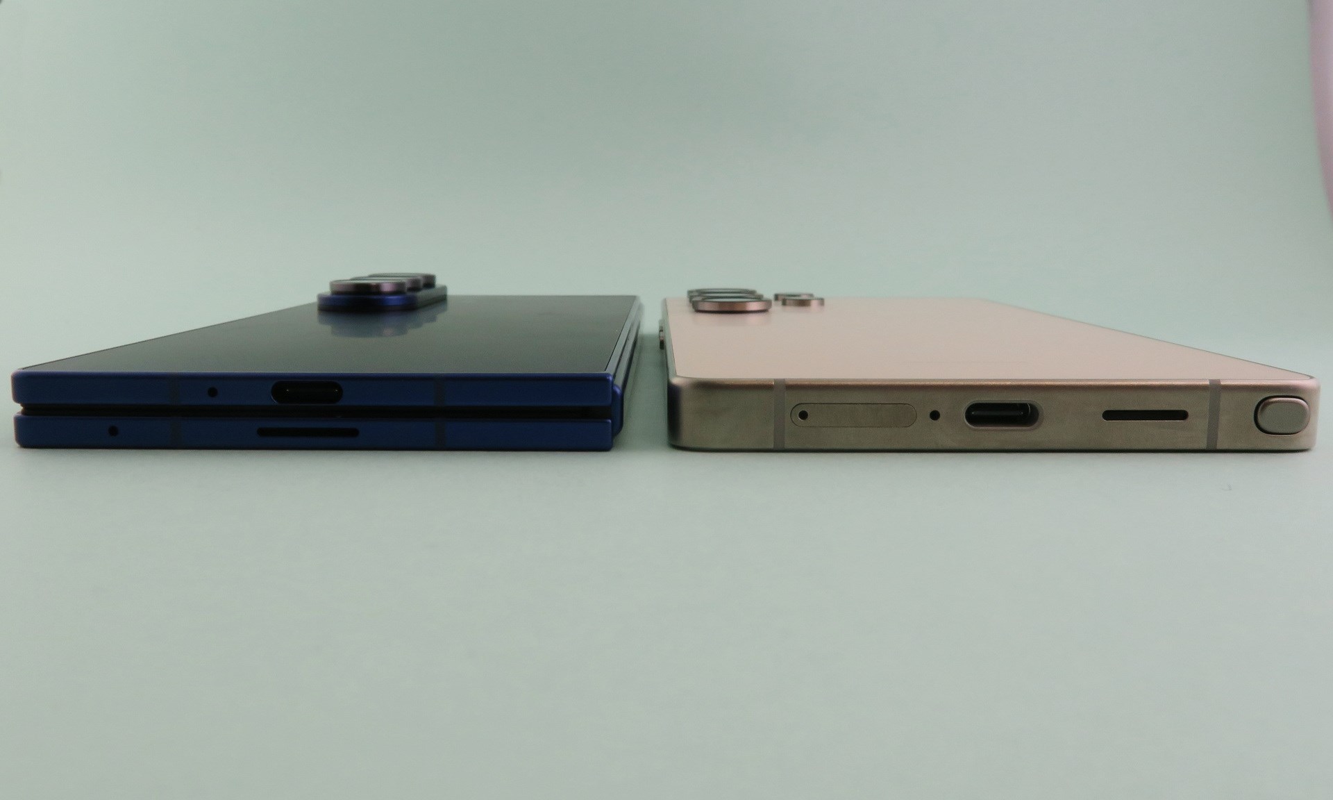 「Galaxy Z Fold7」（左）と「Galaxy S25 Ultra」（右）の底面。ボディの厚さは「Galaxy Z Fold7」がわずか0.7mm、厚いだけで、手にした印象はほとんど変わらない