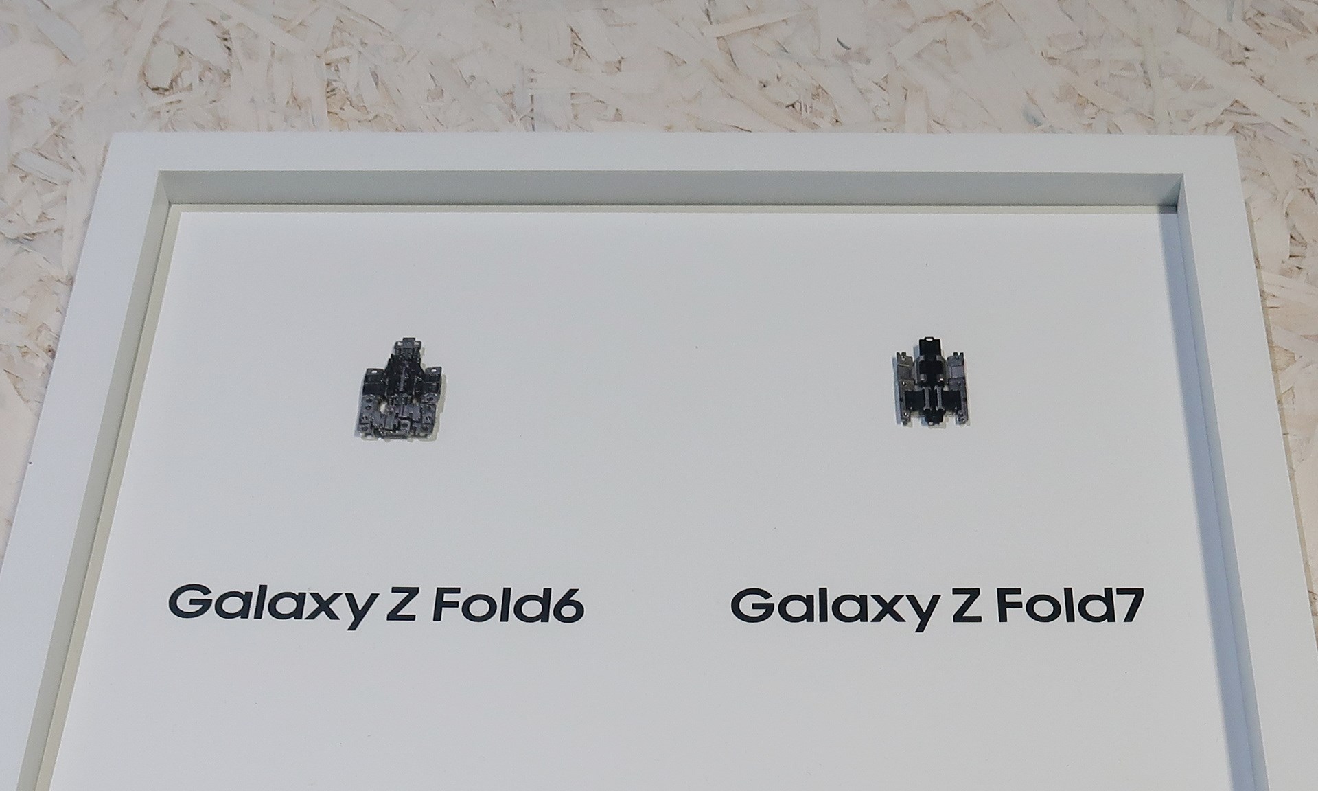Galaxy Unpackedで展示されていた「Galaxy Z Fold7」と「Galaxy Z Fold6」のヒンジパーツの比較。ヒンジを構成するパーツの改良により、大幅はスリム化を実現