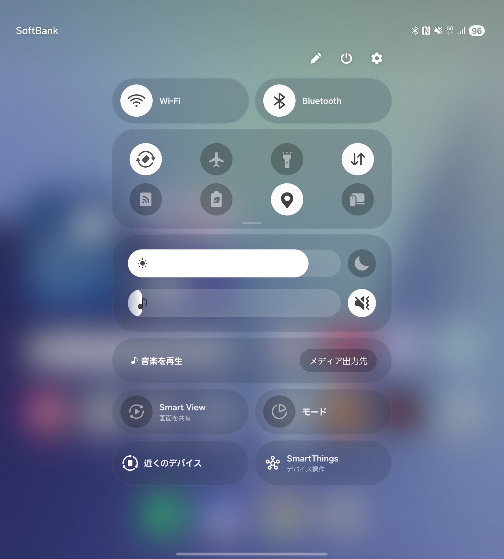 本体を開いたメインディスプレイのクイック設定パネル。基本的にサブディスプレイに表示するものと内容は同じだが、少し左右に拡げられていて、操作しやすい