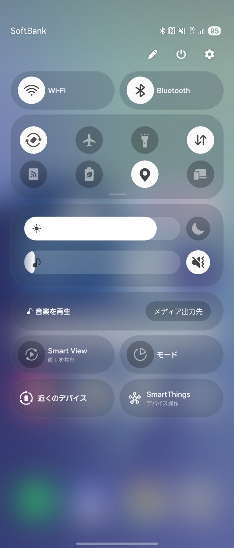 画面右上から下方向にスワイプすると、クイック設定パネルが表示される。二段目はアイコンのみが表示されるが、もう一度、下方向にスワイプすると、キャプションが表示される