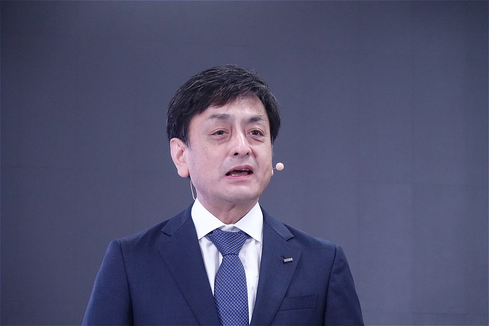 28日には発表会が開催。冒頭に登壇したKDDI取締役執行役員専務パーソナル事業本部長の竹澤浩氏