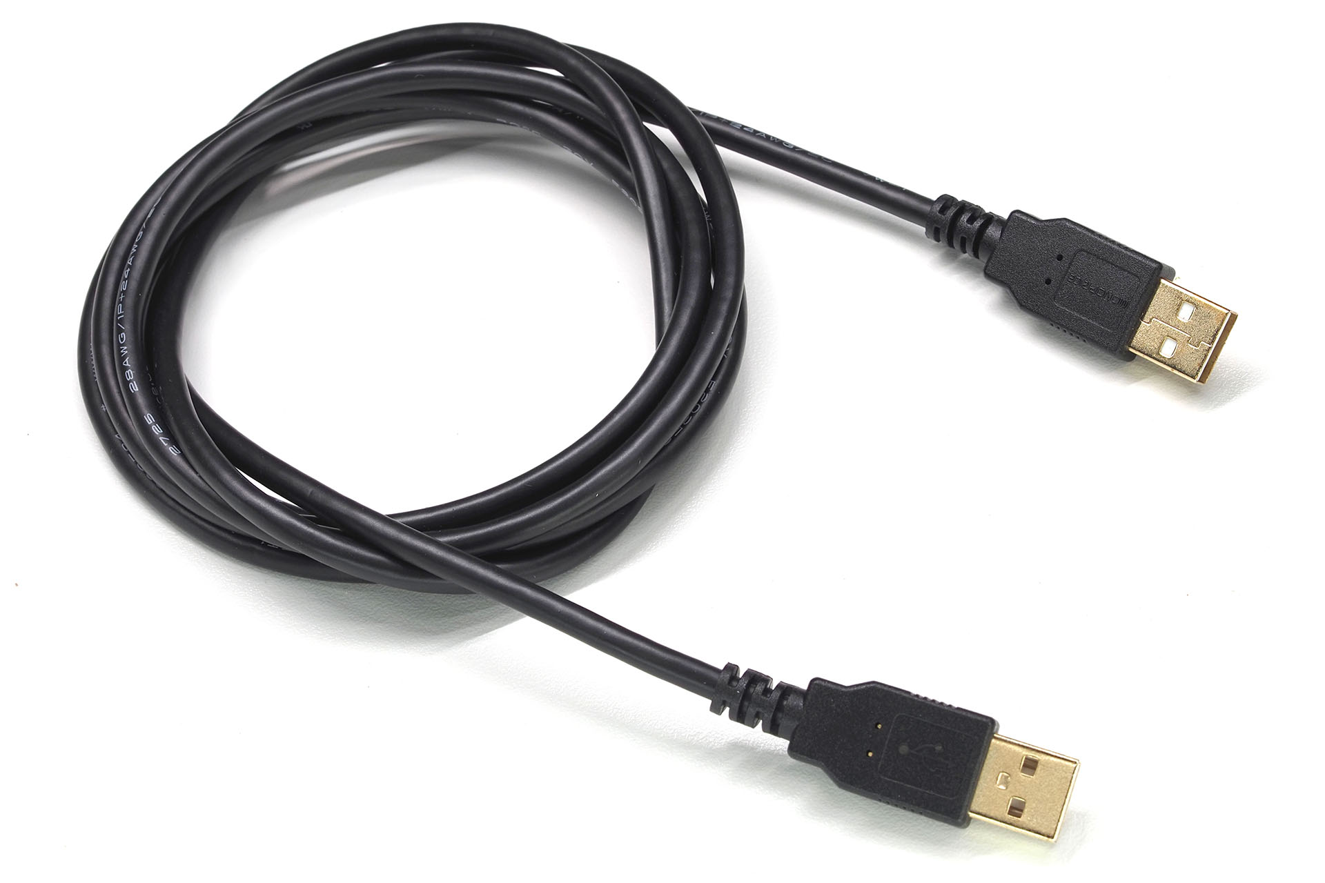 使用するのは付属の「USB-A・USB-A仕様」のケーブル。長さは約180cm。