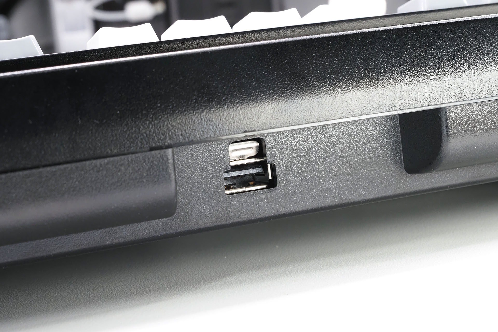 キーボード本体側のコネクターもUSB-Aタイプ。奥まで差し込むと抜け防止のロックがかかる。ロックはマイナスドライバーのようなもので押している間は解除されてケーブルを抜くことができる。