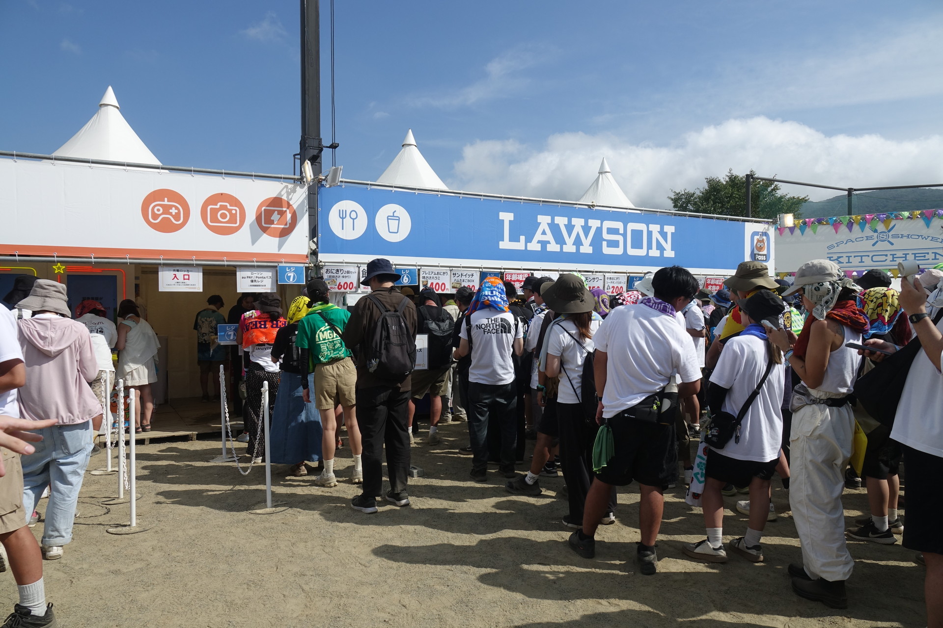 写真中央付近がau PAY/Pontaパスユーザー用レーン。右側が通常のローソンブースのレーン