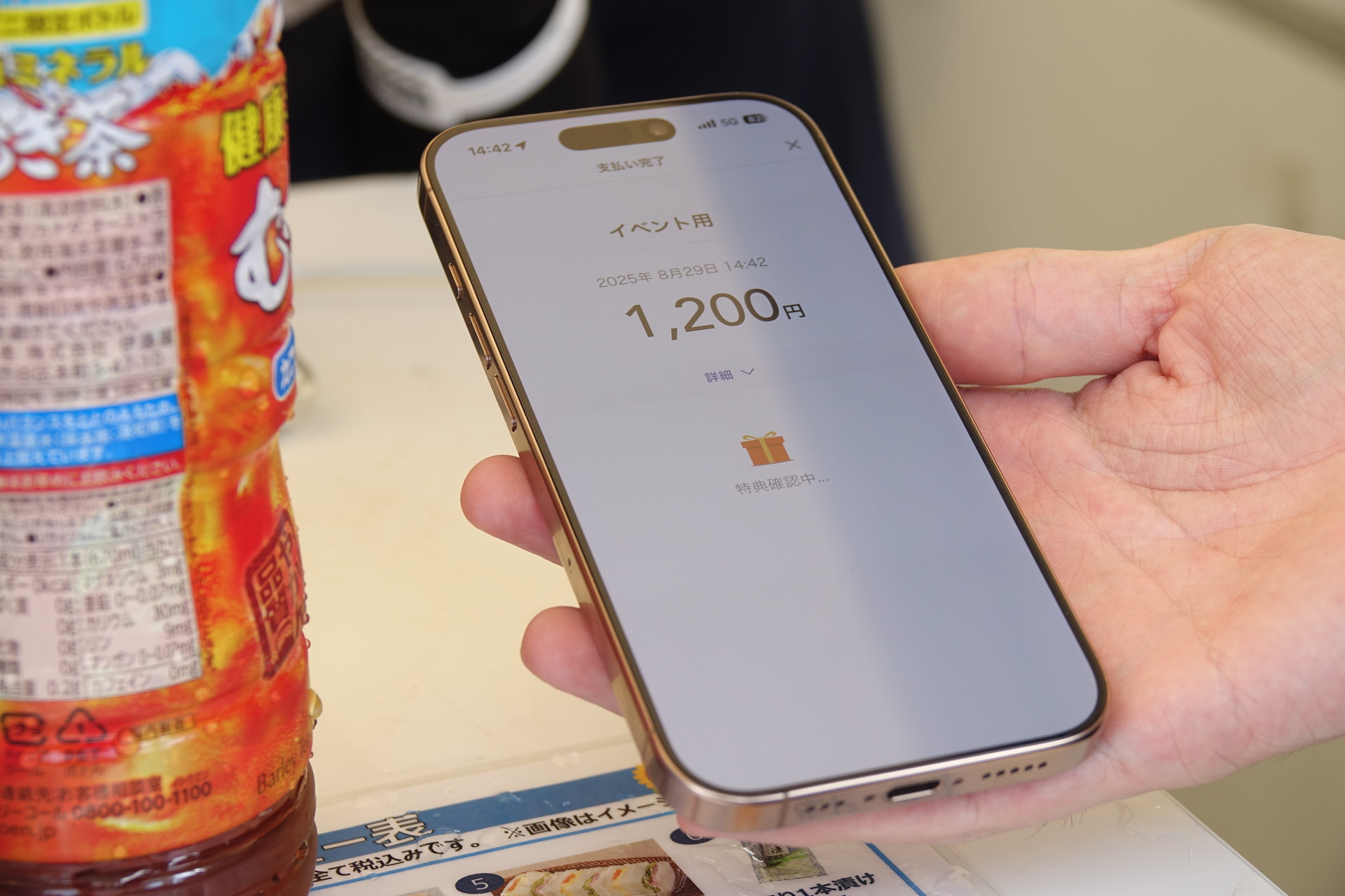 写真中央付近がau PAY/Pontaパスユーザー用レーン。右側が通常のローソンブースのレーン