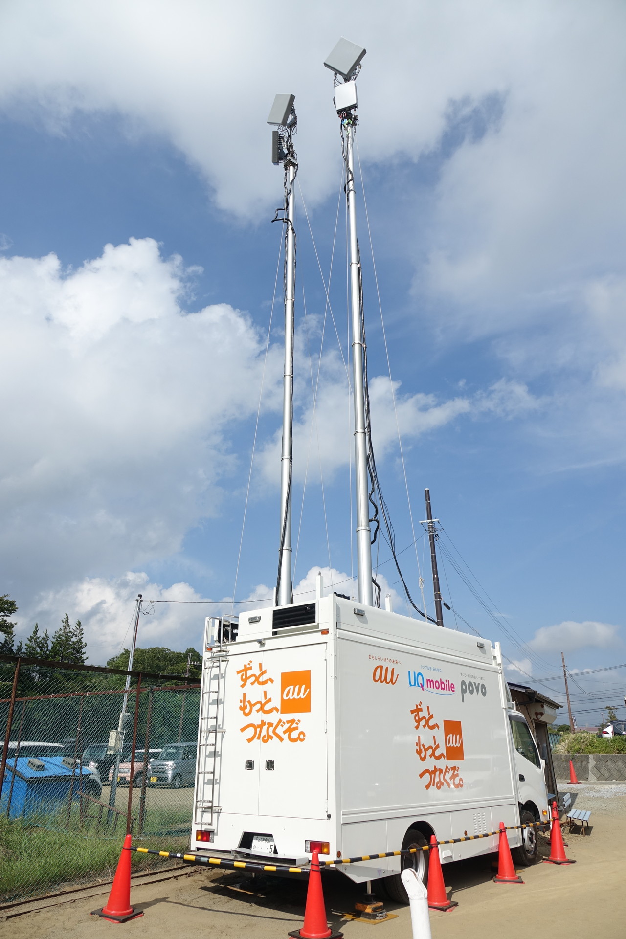 右のポールの白い機材がDB-MMU