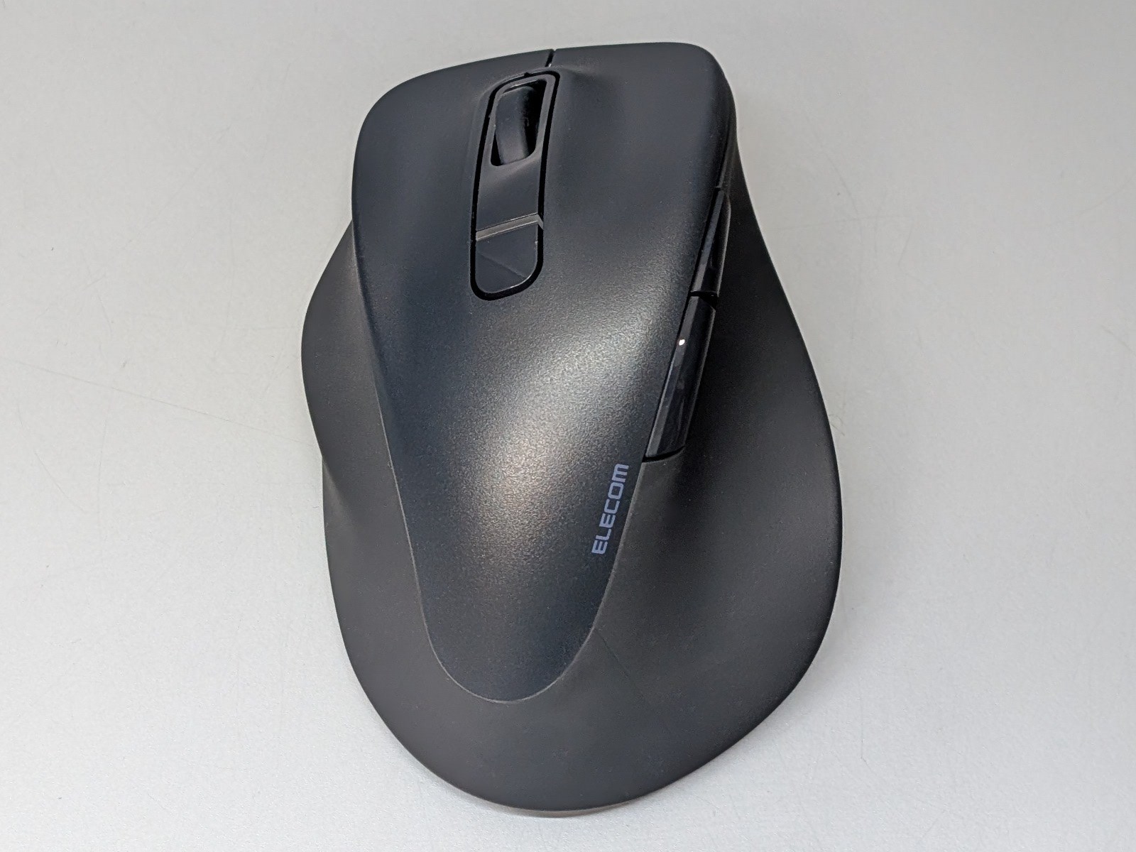 右手用の5ボタンマウスをそのまま鏡写しにしたようなフォルム
