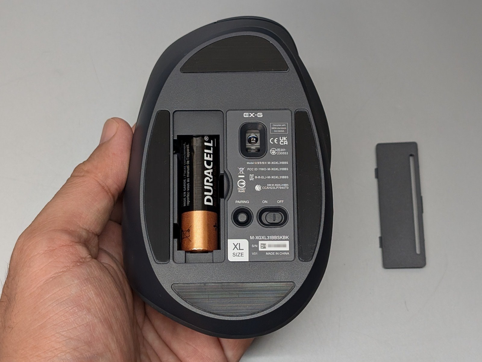 底面。単三電池×1で駆動する。未使用時はスイッチをオフにしておけば数カ月は持つ