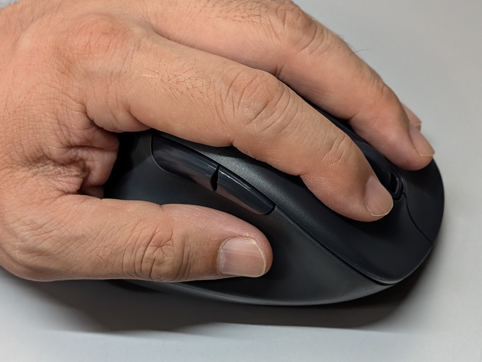 XLサイズゆえ手をかぶせて使う形になる。側面2ボタンは親指で操作する