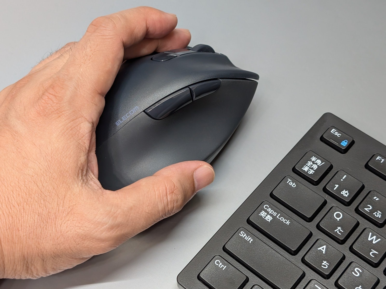 キーボードの左側が定位置。もちろん未使用時は片付けておいても構わない