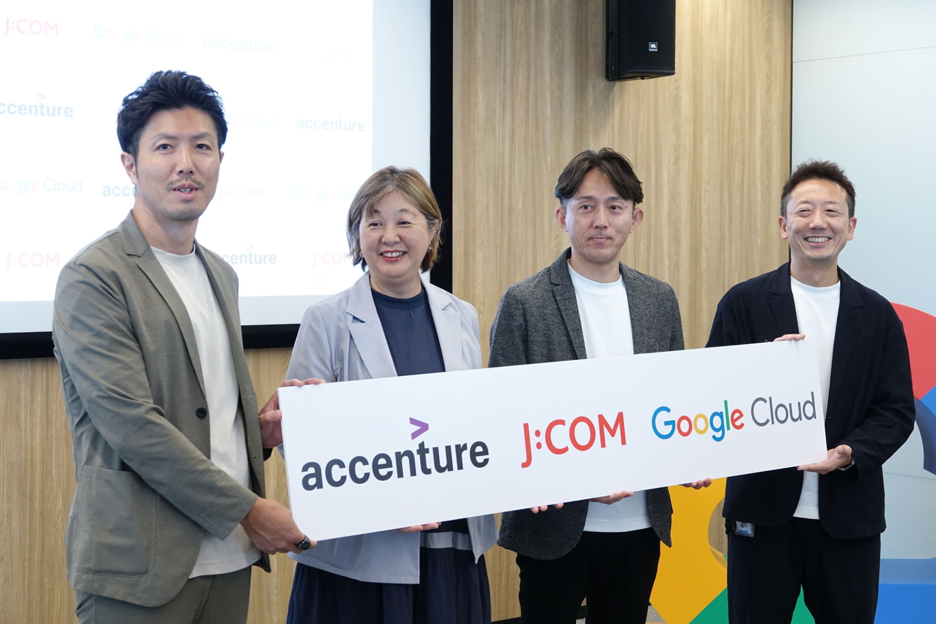 左からアクセンチュア脇坂氏、JCOM野橋氏、荒井氏、Google Cloud高村氏